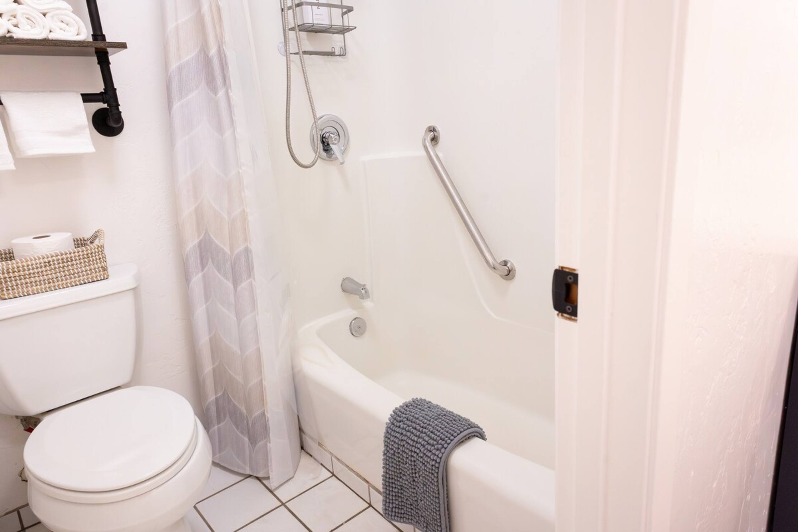 Ocean + Mountain + Pool View, Upgraded Condo - Photo 34