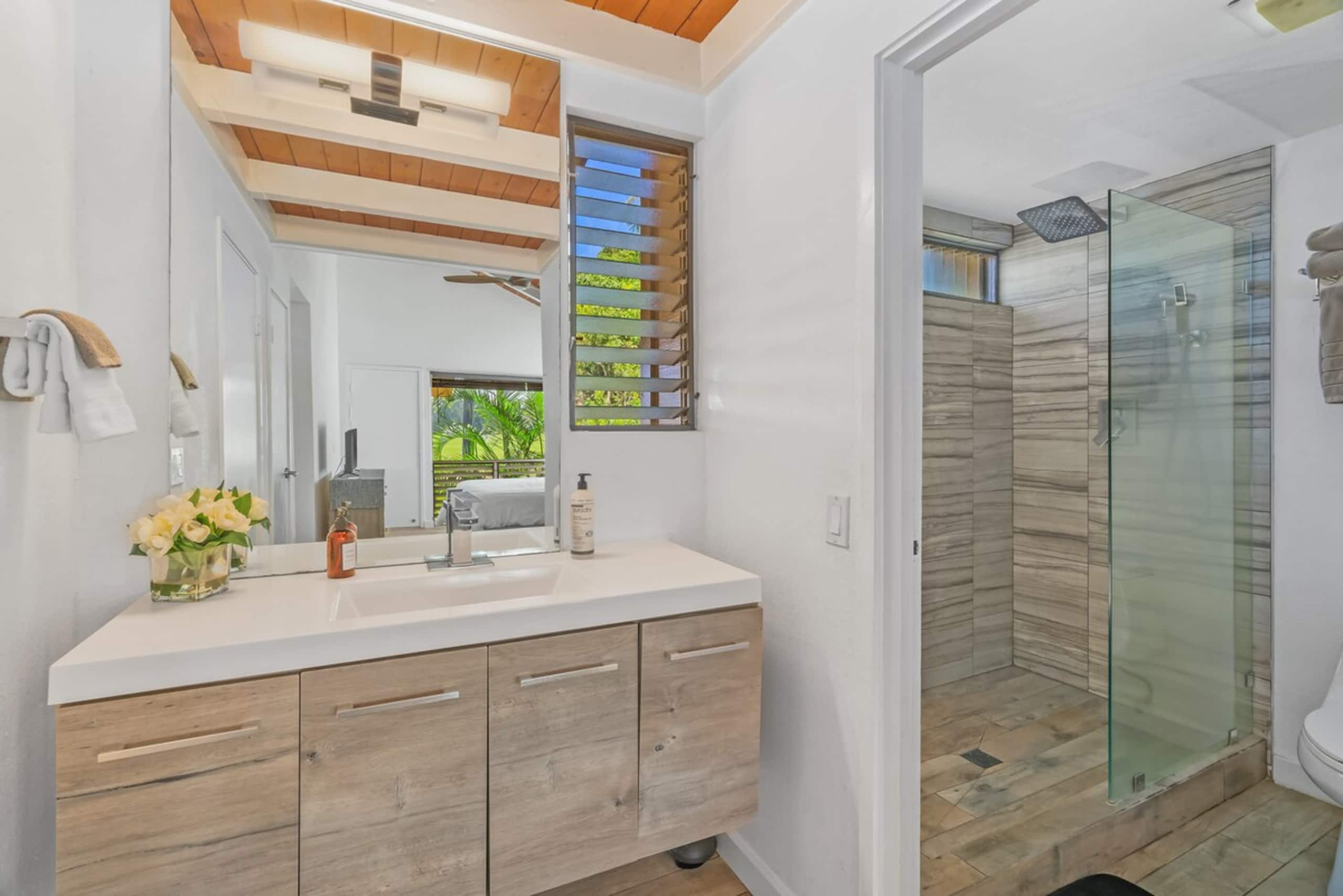 Bright & Airy Home: Waterfall View, Pool & AC - Photo 7