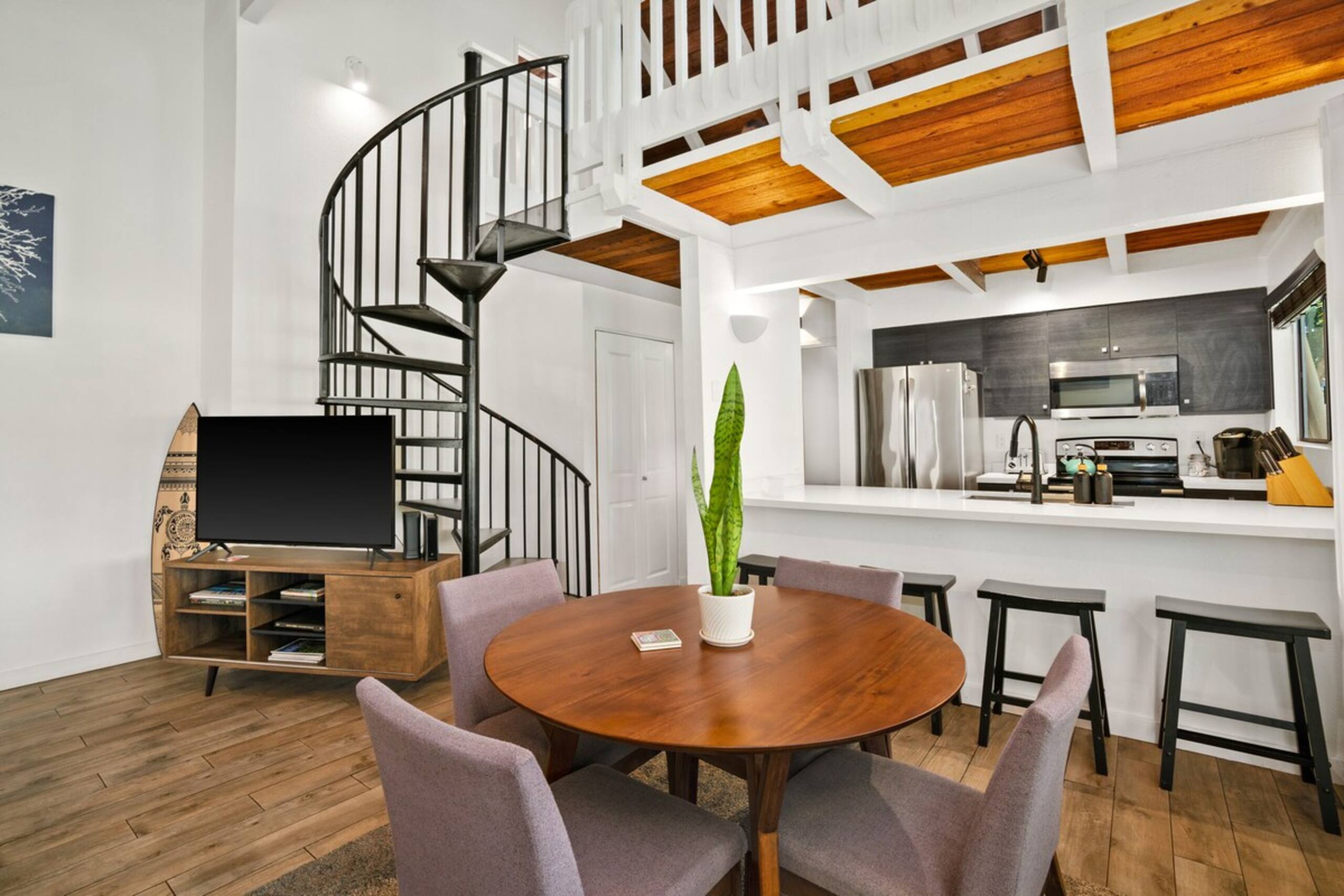Bright & Airy Home: Waterfall View, Pool & AC - Main photo
