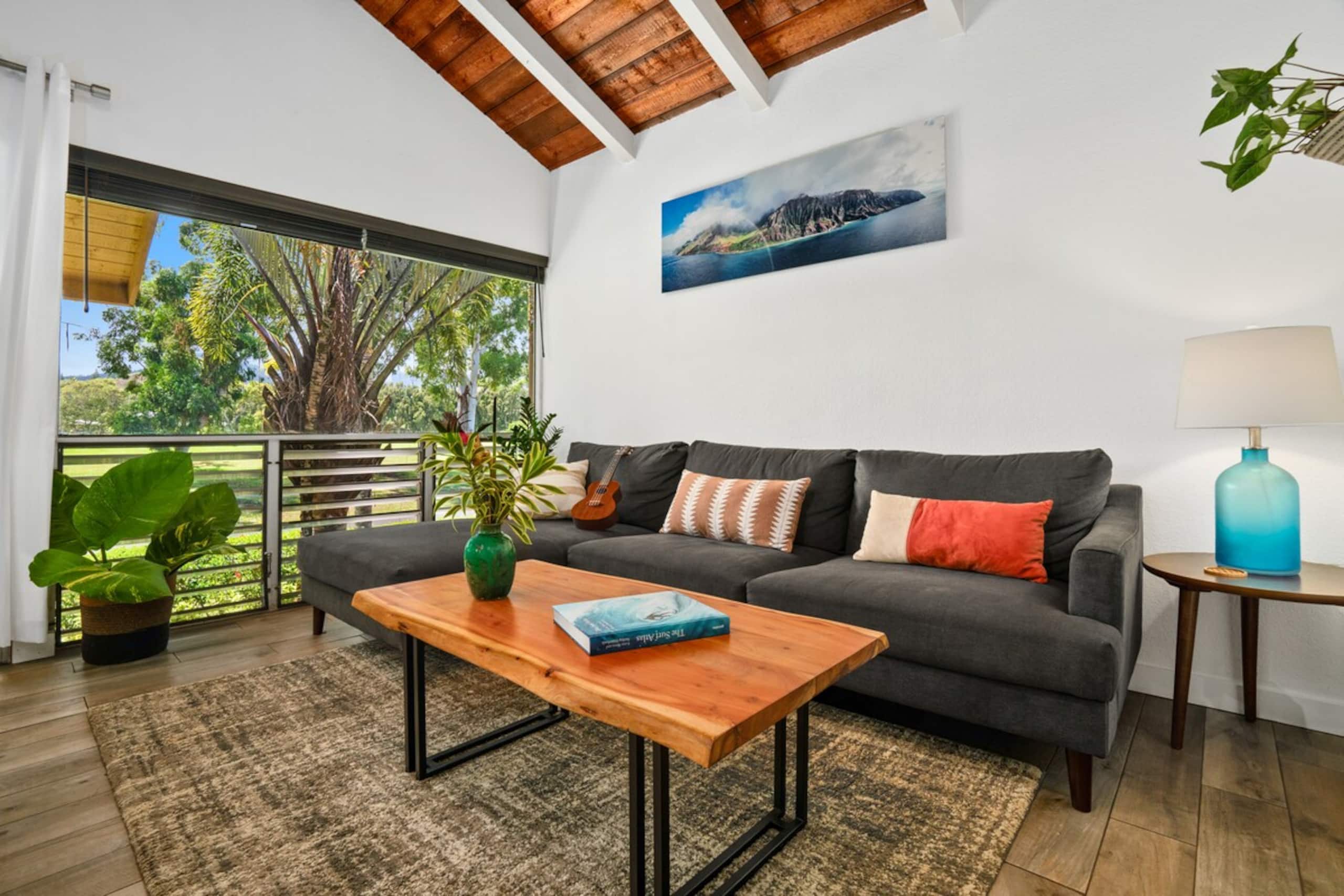 Bright & Airy Home: Waterfall View, Pool & AC - Photo 11