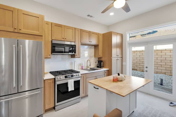 New! Clean Home With King Bed + Gated Community! - Apple Valley, CA