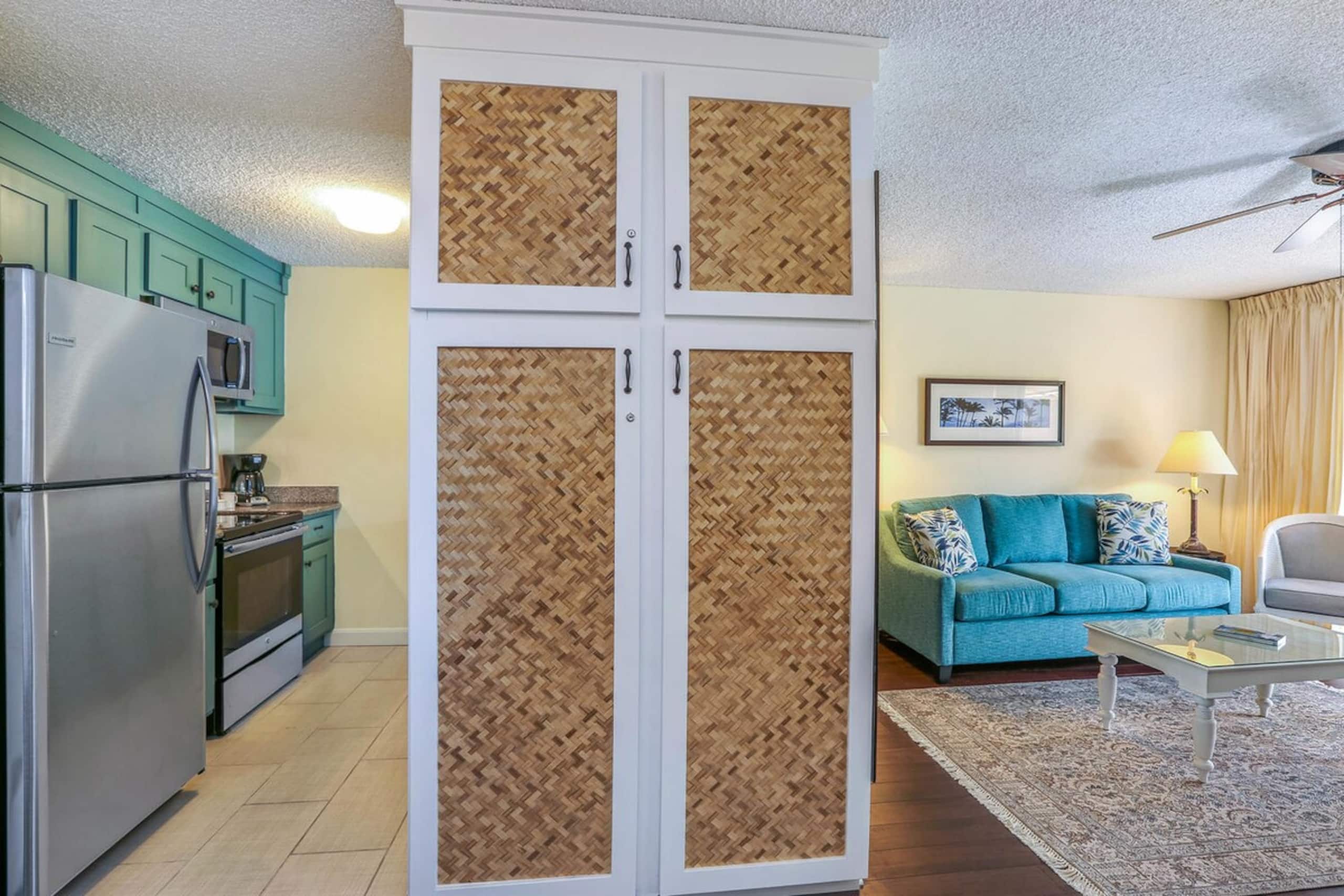 Beautifully Upgraded, Full Kitchen, Comfy King Bed - Photo 6