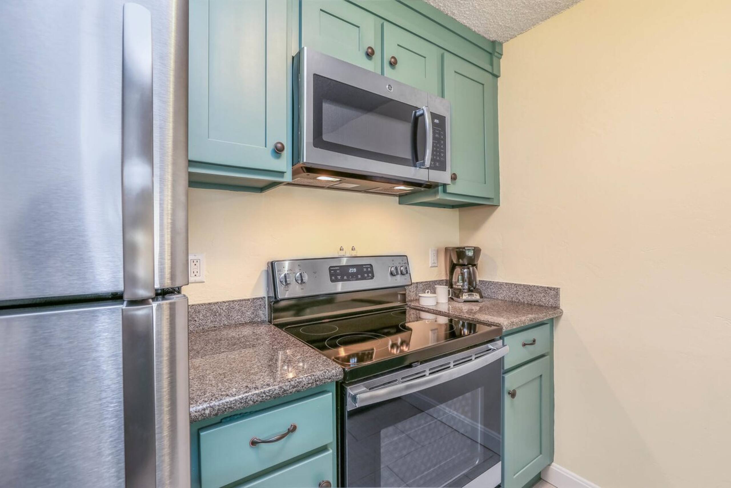 Beautifully Upgraded, Full Kitchen, Comfy King Bed - Photo 2