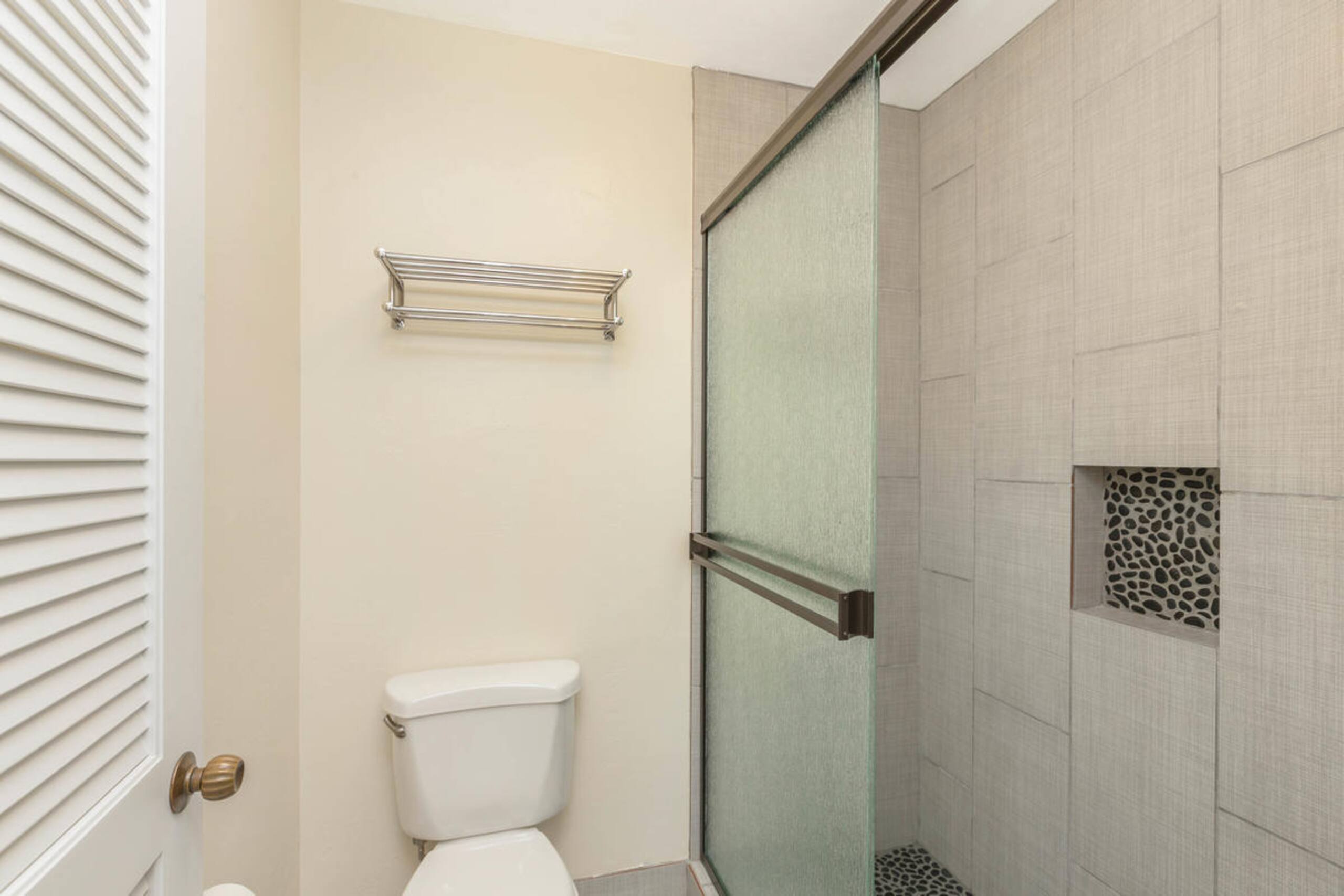 Beautifully Upgraded, Full Kitchen, Comfy King Bed - Photo 15