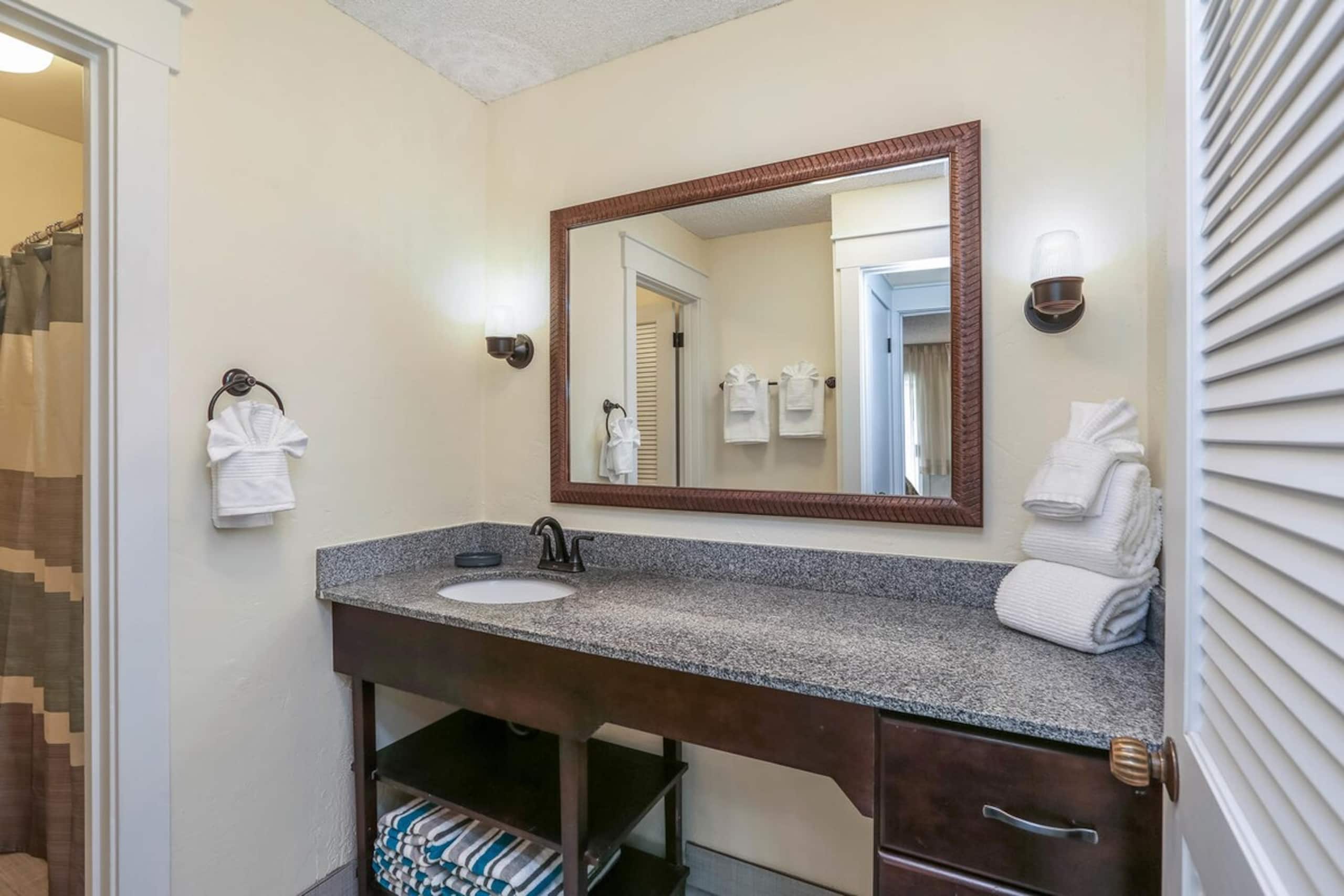 Beautifully Upgraded, Full Kitchen, Comfy King Bed - Photo 18