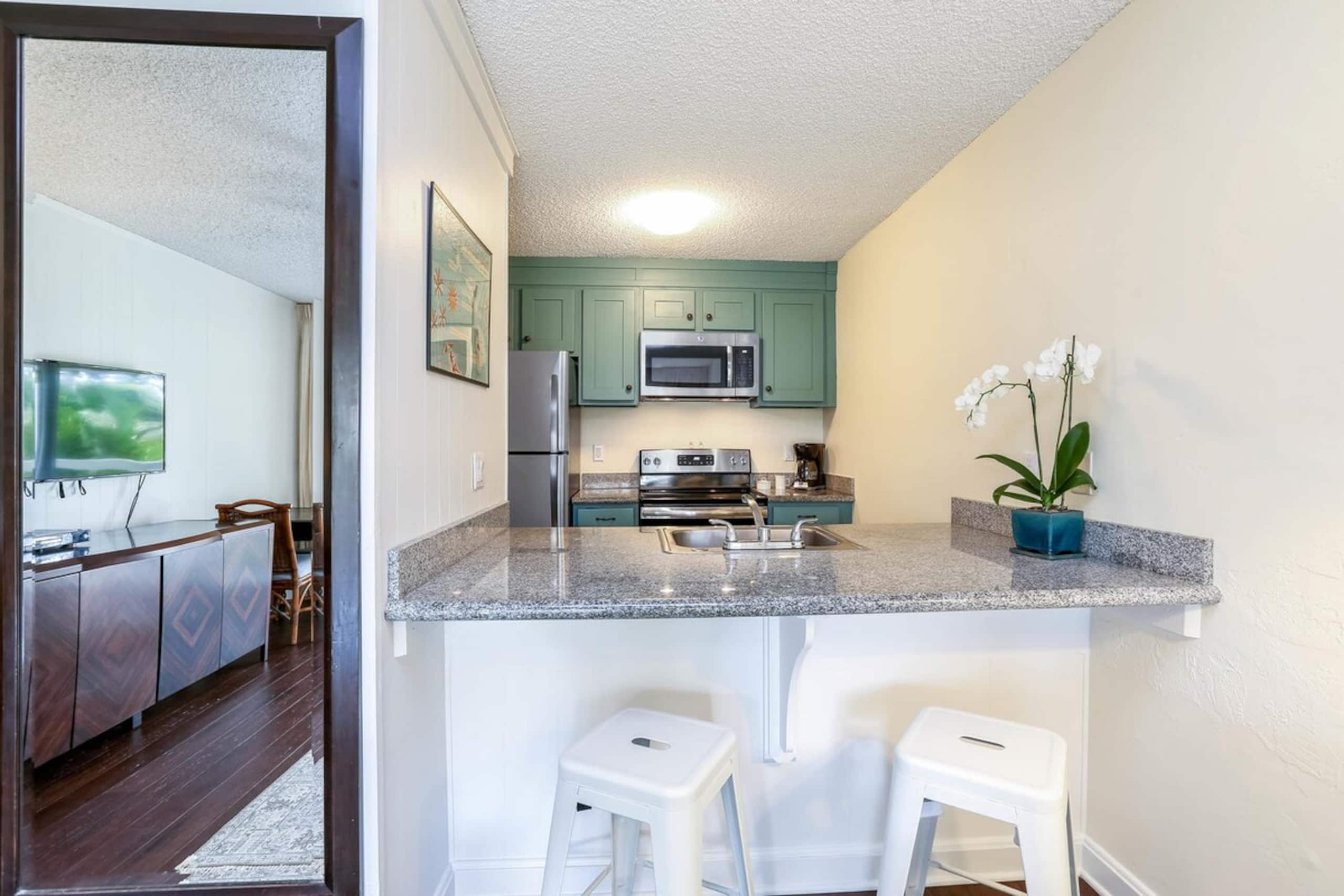 Beautifully Upgraded, Full Kitchen, Comfy King Bed - Photo 4