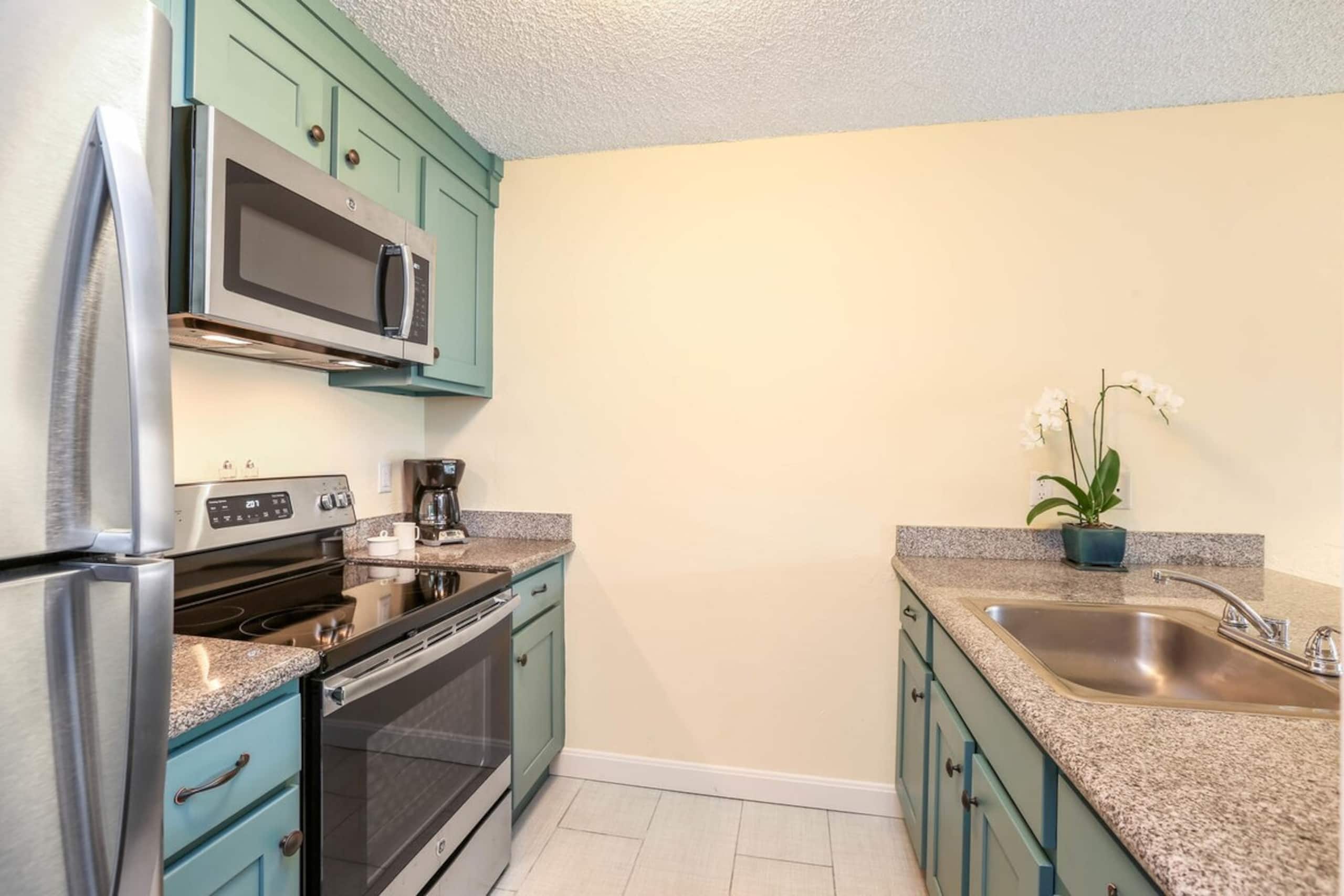 Beautifully Upgraded, Full Kitchen, Comfy King Bed - Photo 3