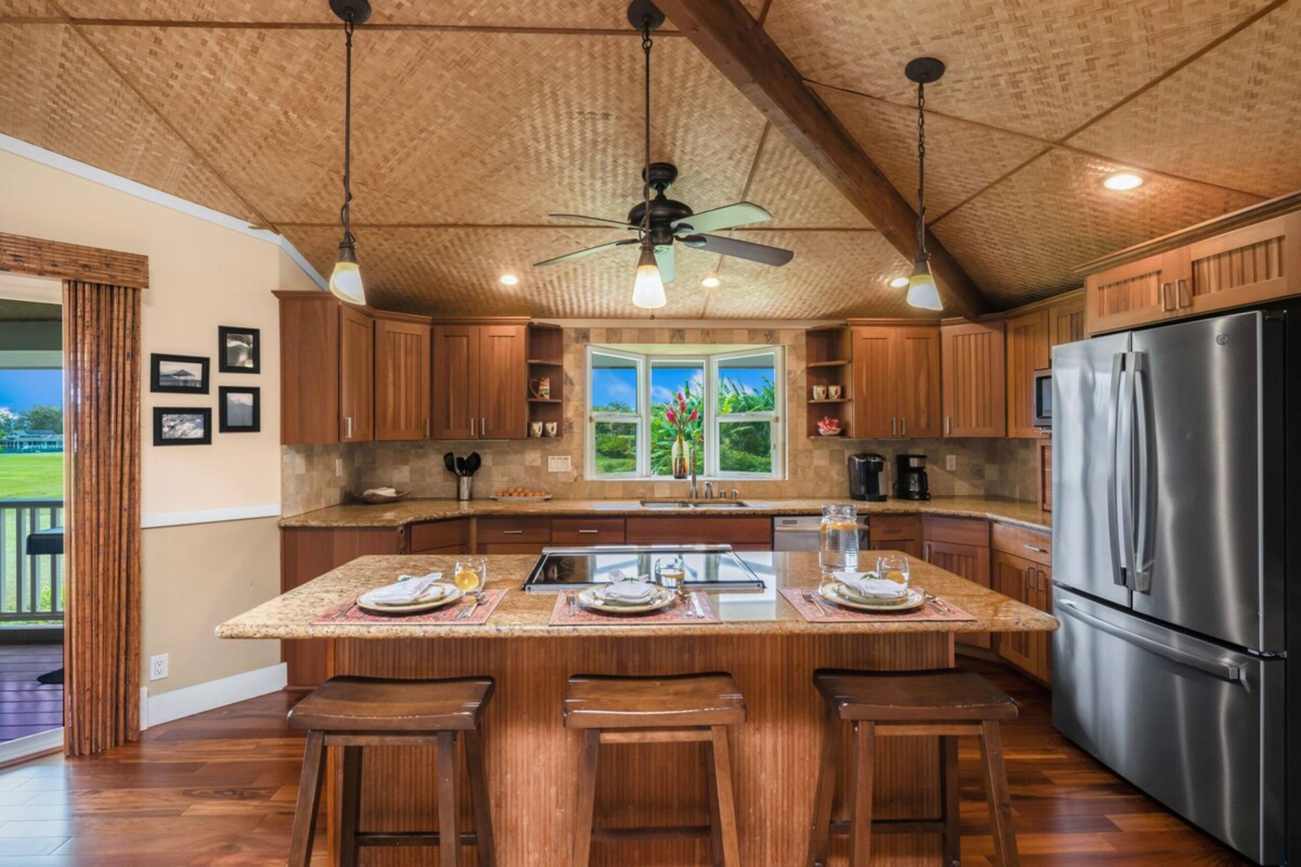 Beautiful, Spacious Hawaiiana House, A/C, Hot Tub - Photo 25