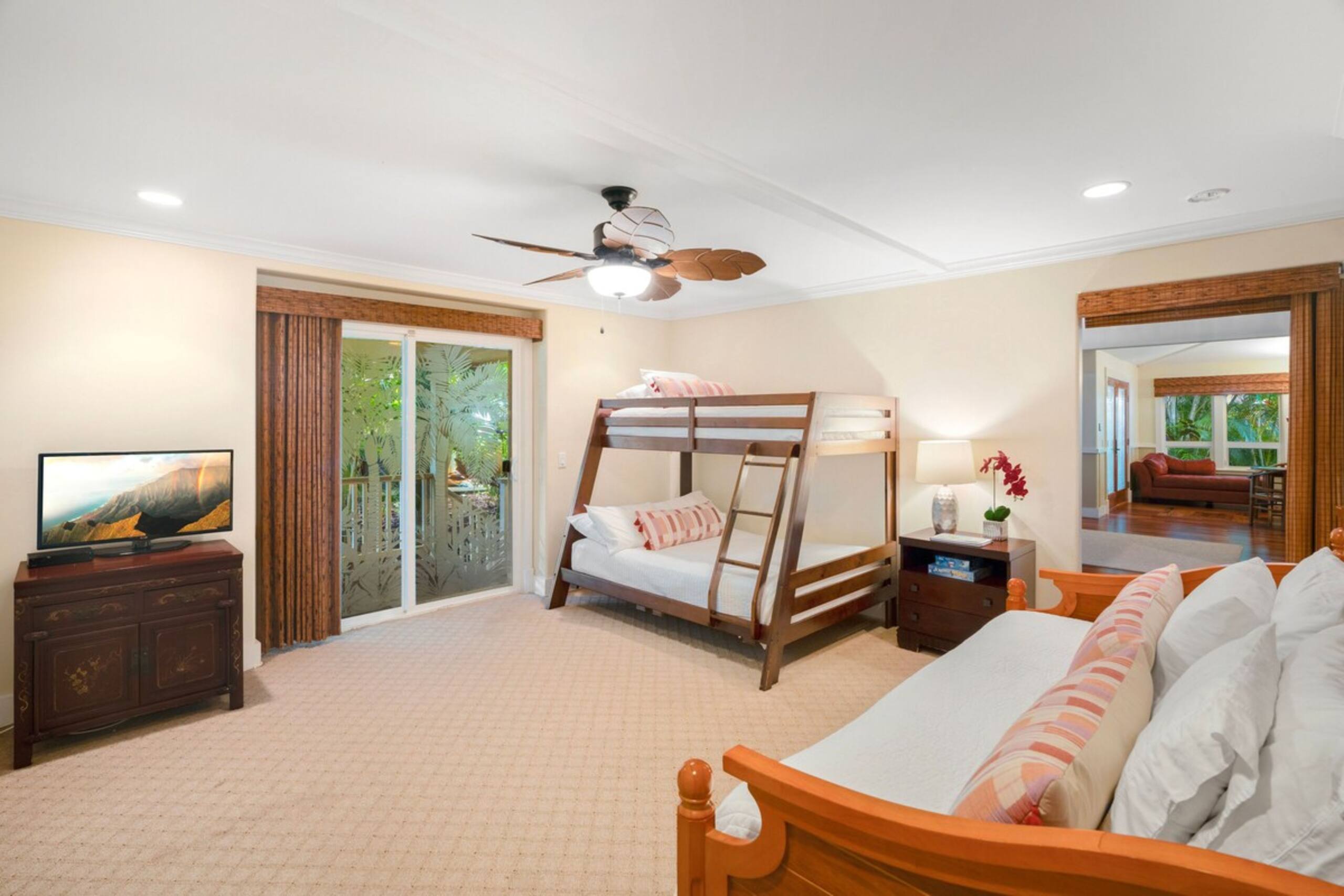 Beautiful, Spacious Hawaiiana House, A/C, Hot Tub - Photo 53