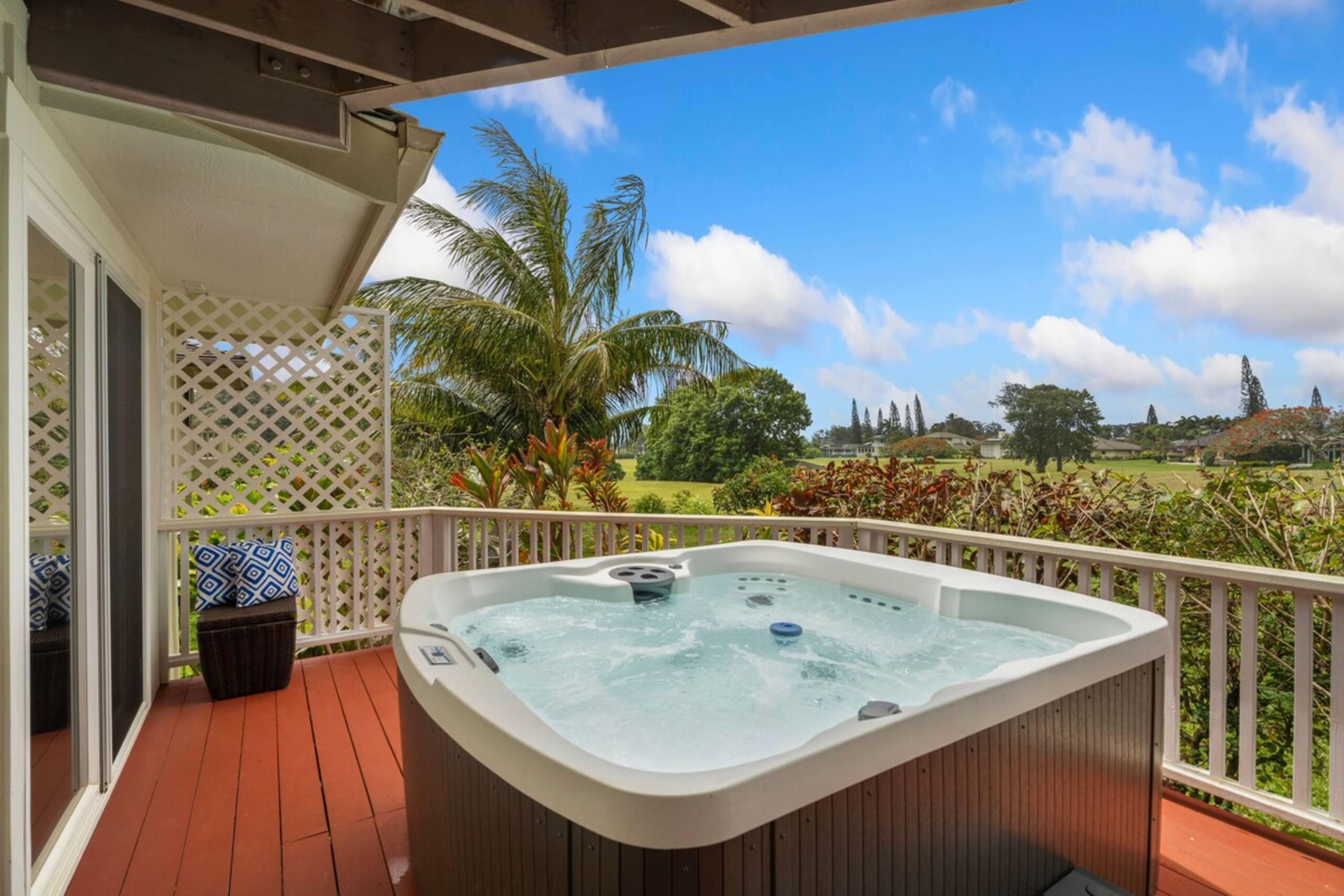 Beautiful, Spacious Hawaiiana House, A/C, Hot Tub - Photo 2