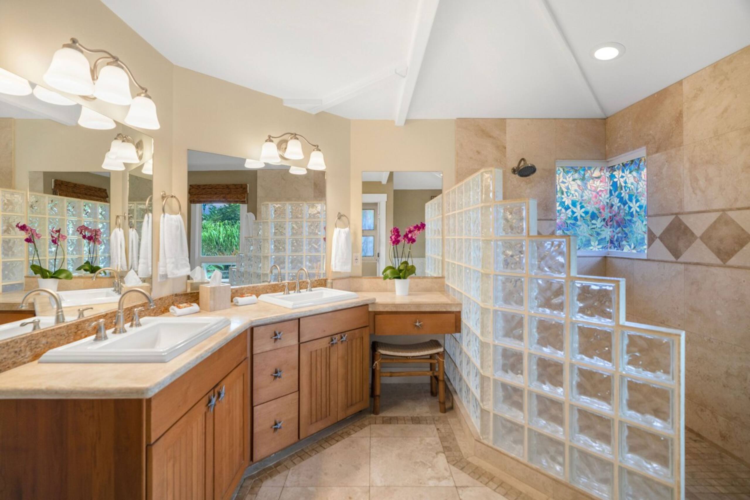 Beautiful, Spacious Hawaiiana House, A/C, Hot Tub - Photo 46