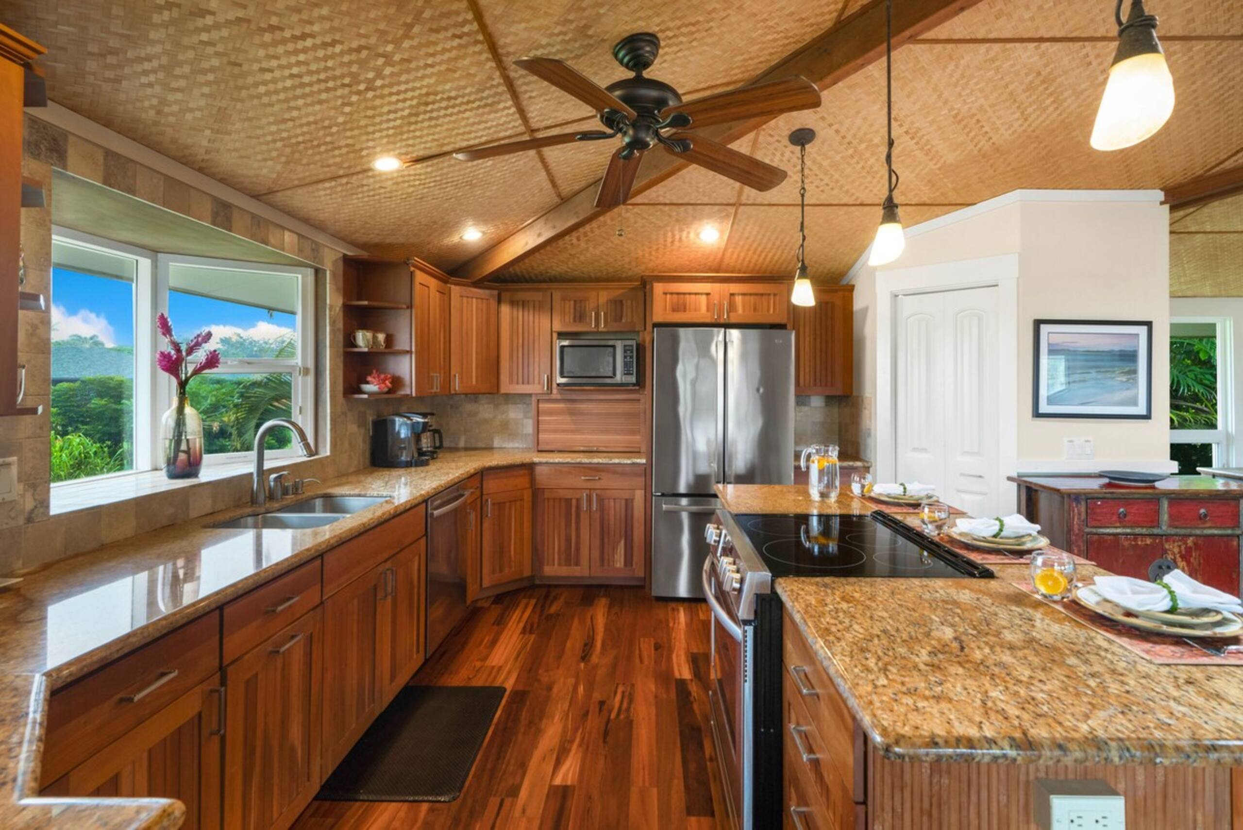 Beautiful, Spacious Hawaiiana House, A/C, Hot Tub - Photo 13