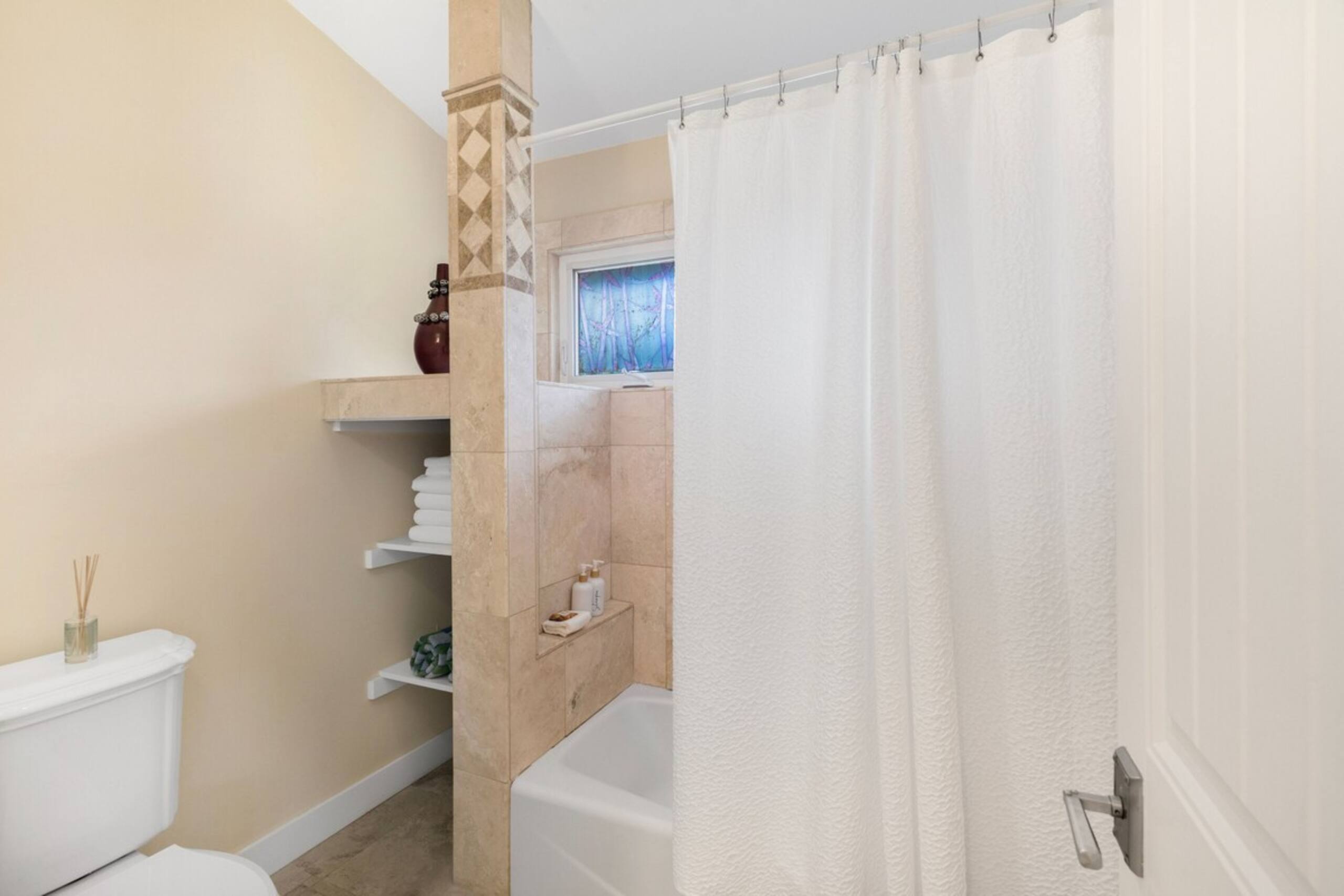 Beautiful, Spacious Hawaiiana House, A/C, Hot Tub - Photo 51