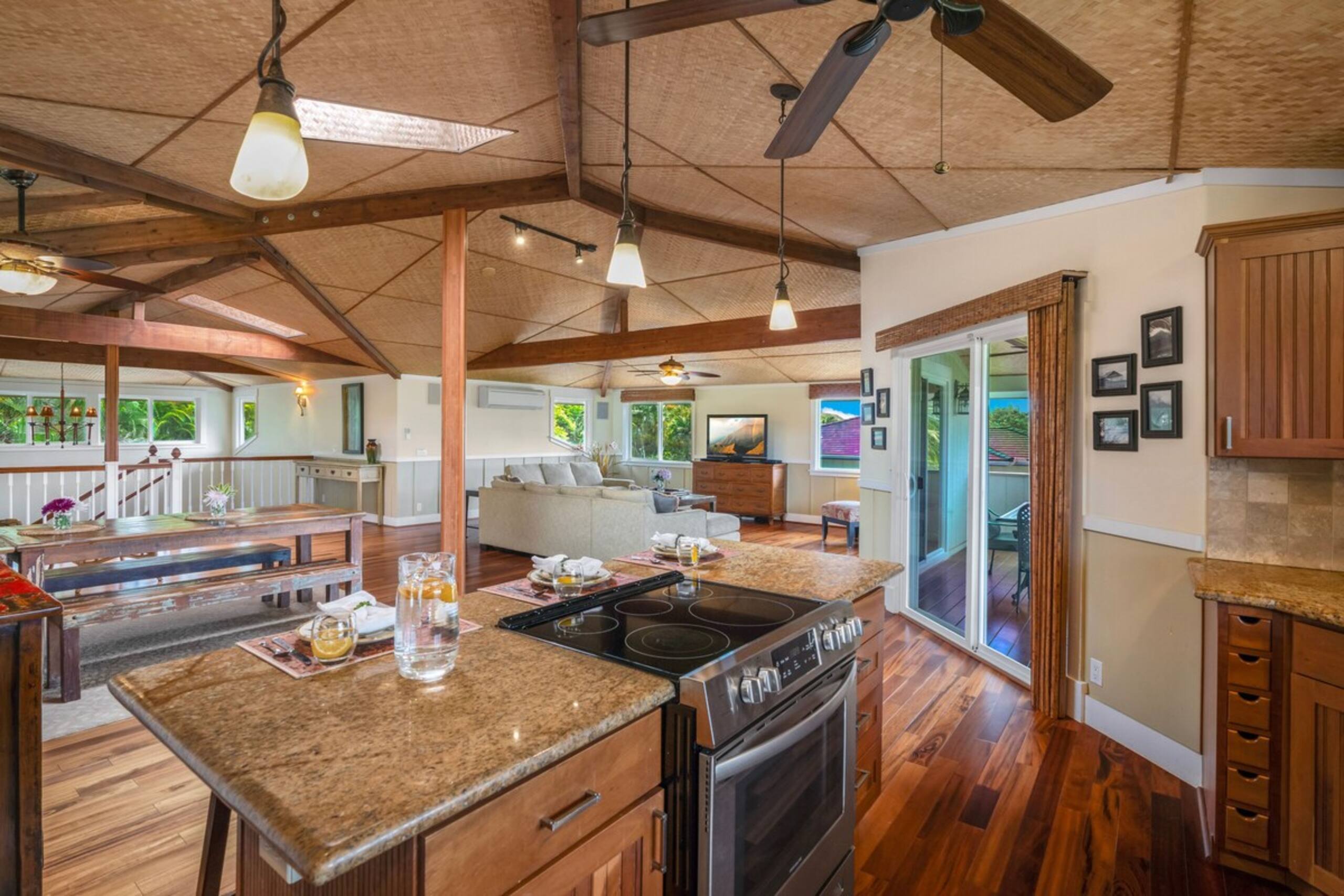 Beautiful, Spacious Hawaiiana House, A/C, Hot Tub - Photo 15