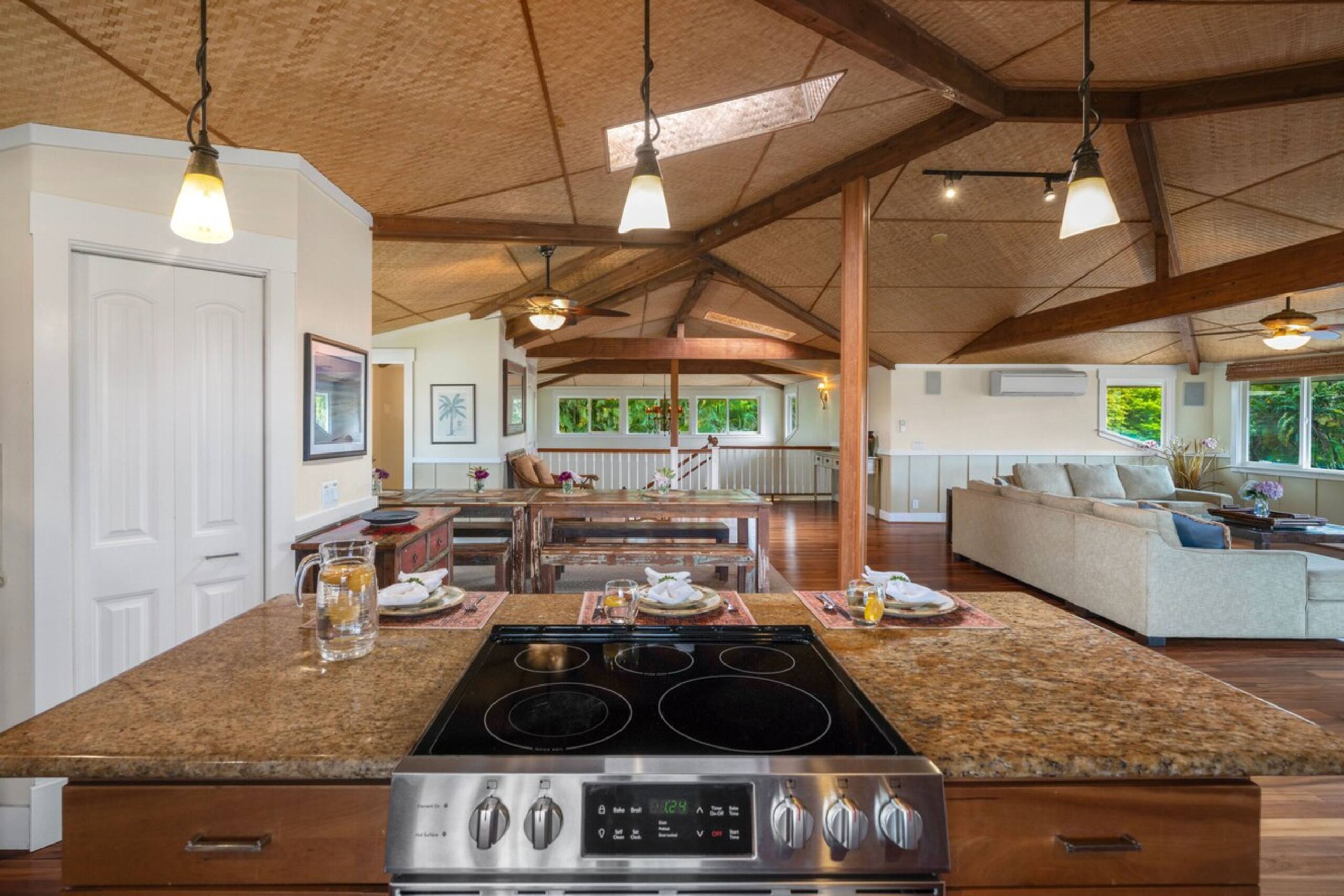 Beautiful, Spacious Hawaiiana House, A/C, Hot Tub - Photo 19