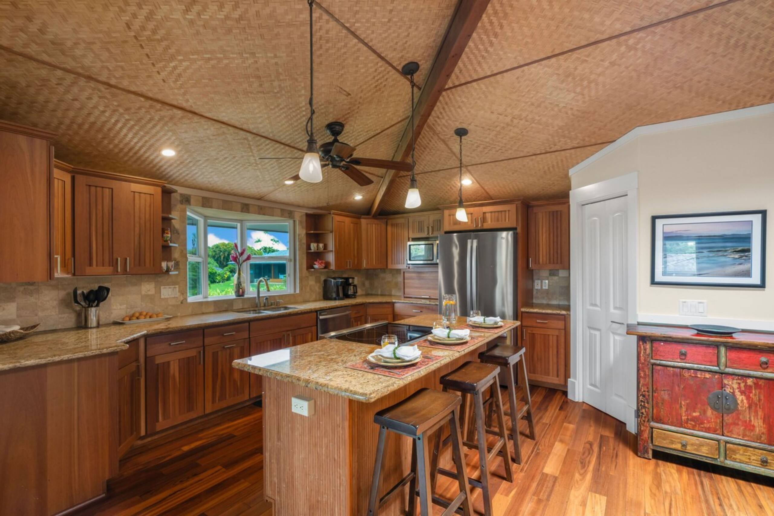 Beautiful, Spacious Hawaiiana House, A/C, Hot Tub - Photo 18