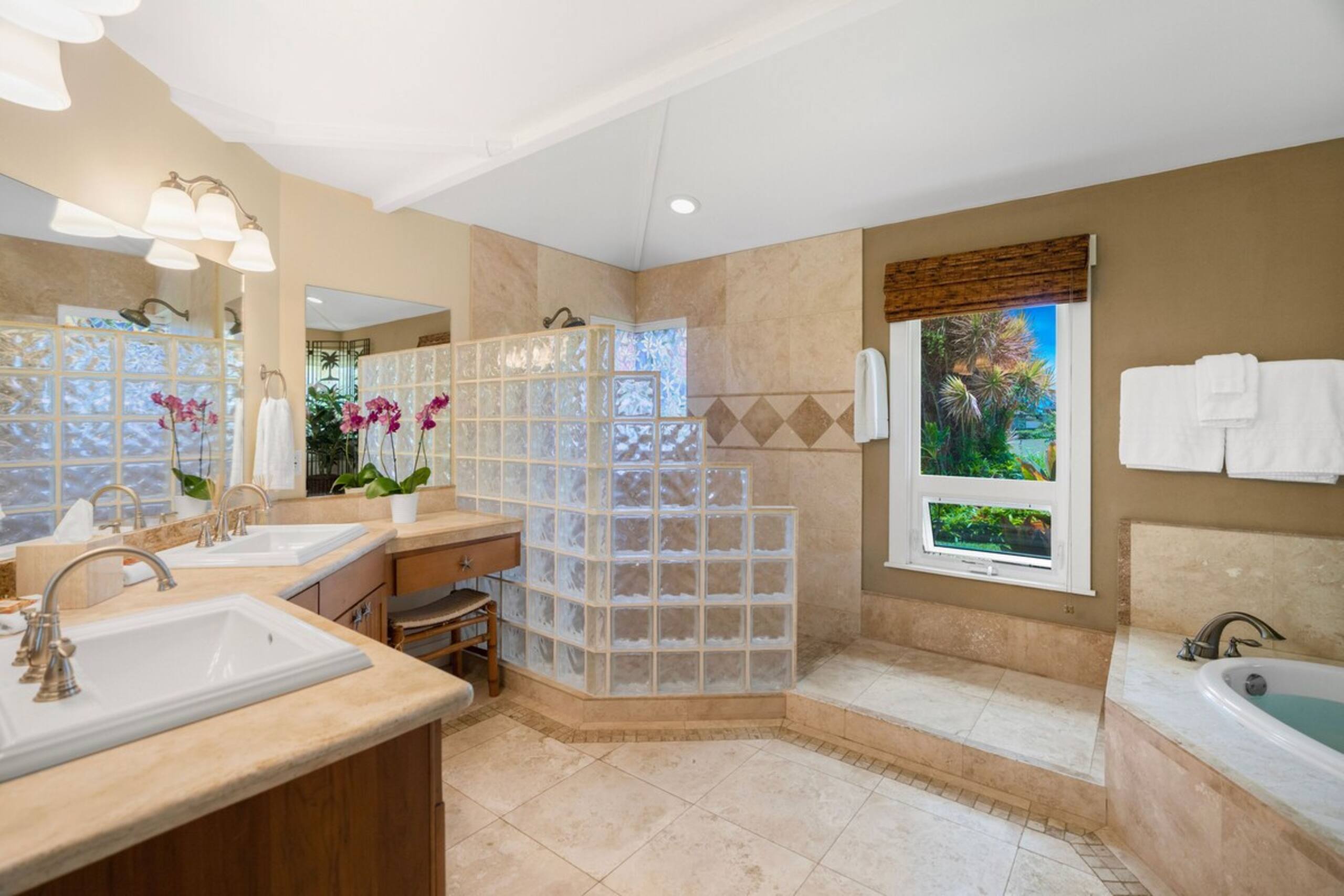 Beautiful, Spacious Hawaiiana House, A/C, Hot Tub - Photo 39