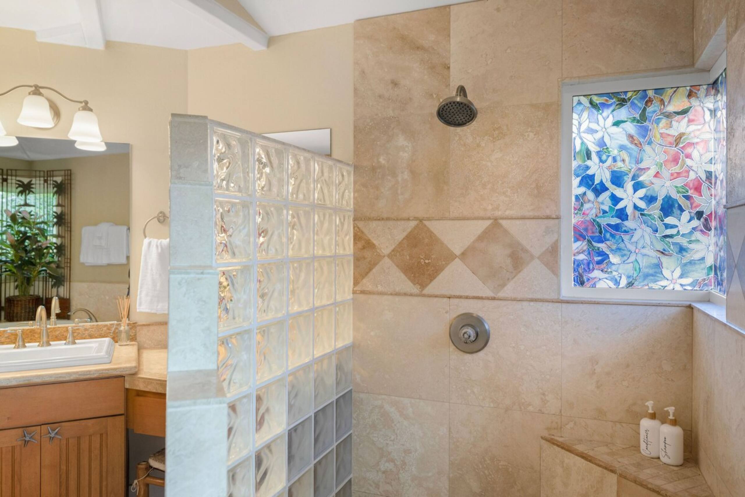 Beautiful, Spacious Hawaiiana House, A/C, Hot Tub - Photo 41