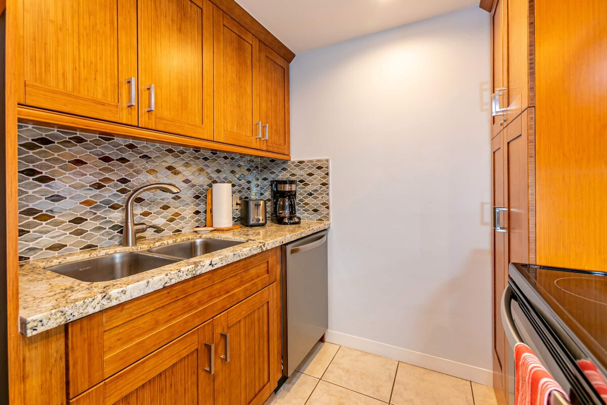Kauhale Makai Oceanfront Condo w/ Pool & Hot Tub - Photo 10