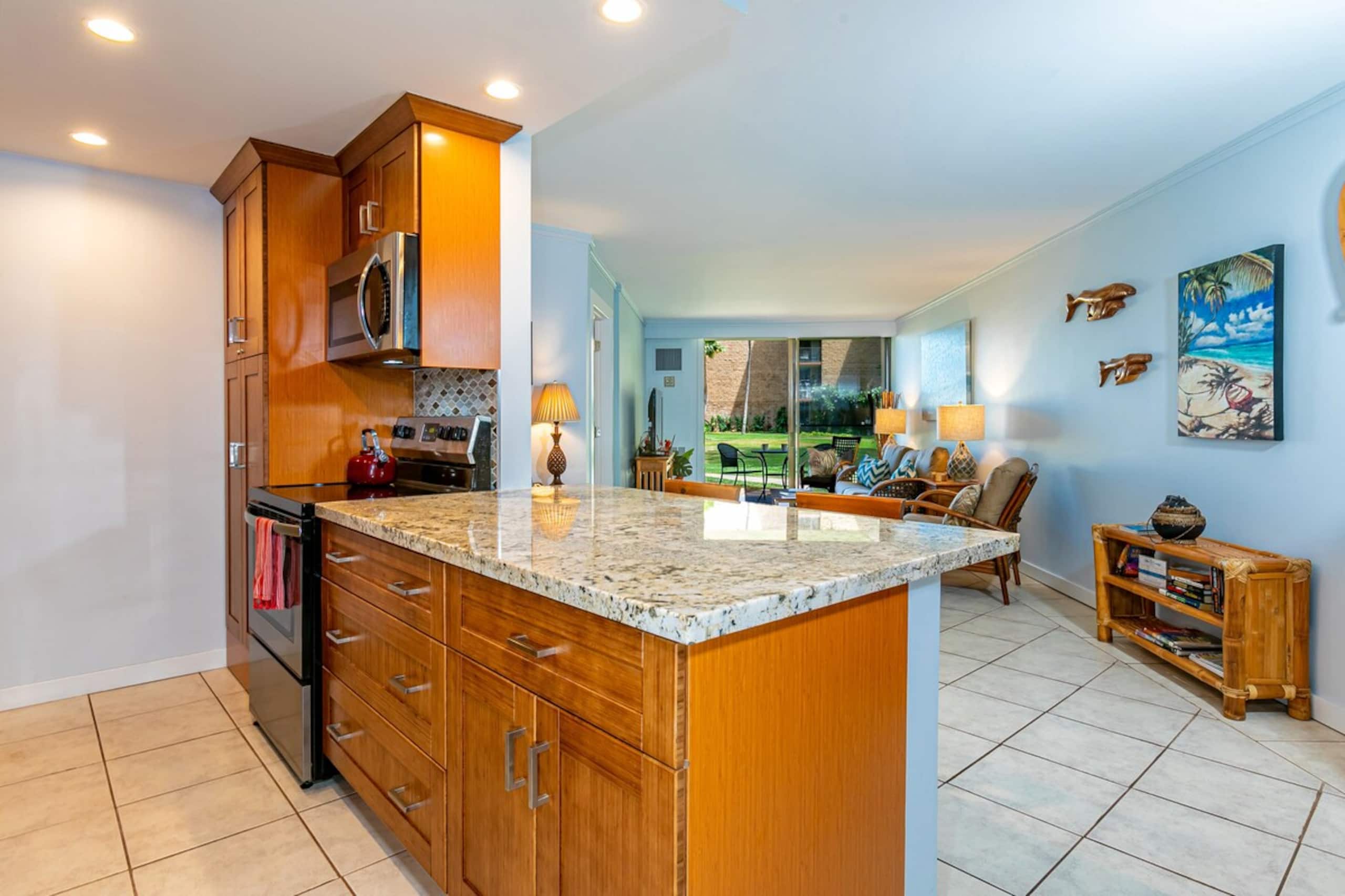 Kauhale Makai Oceanfront Condo w/ Pool & Hot Tub - Photo 9