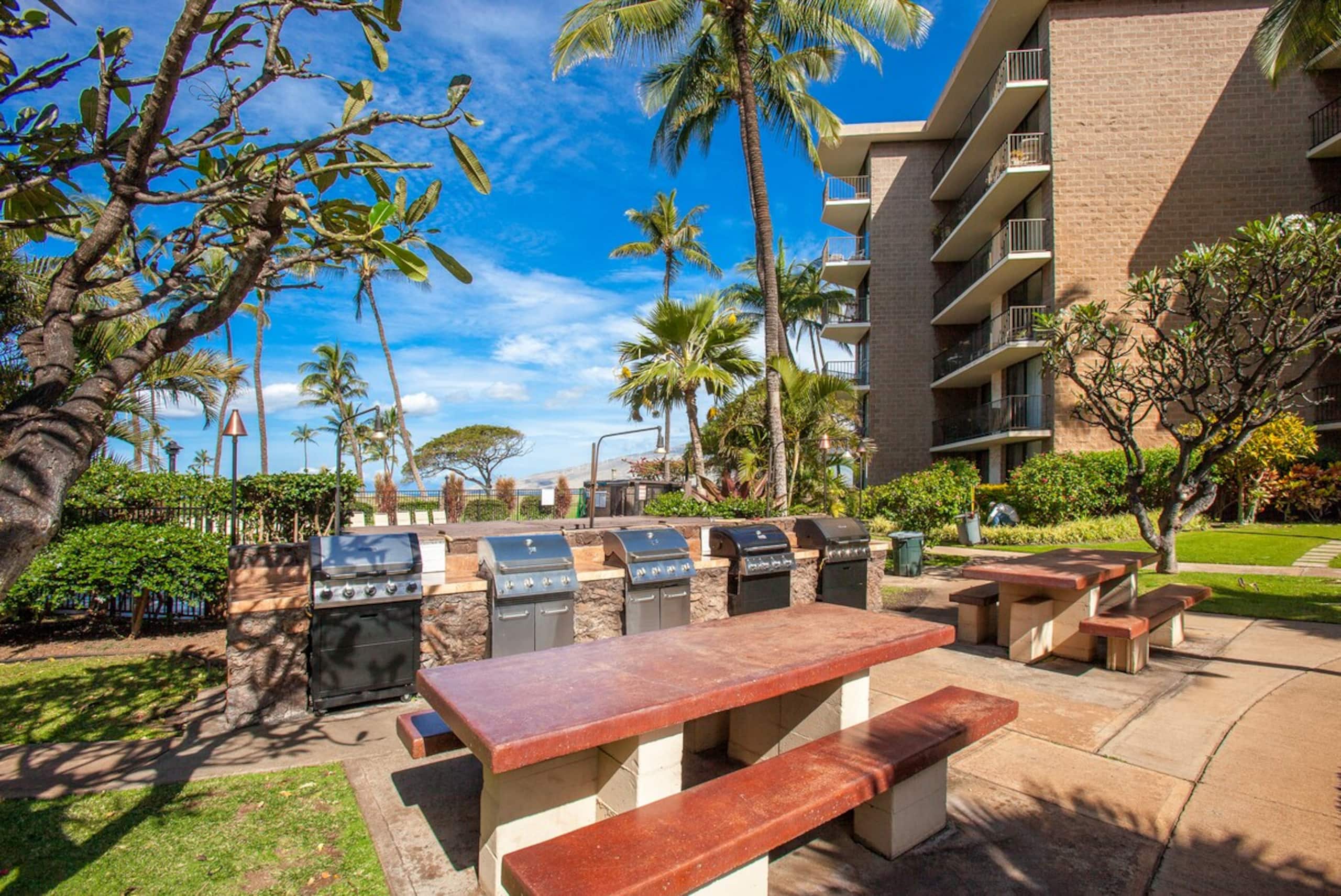 Kauhale Makai Oceanfront Condo w/ Pool & Hot Tub - Photo 26