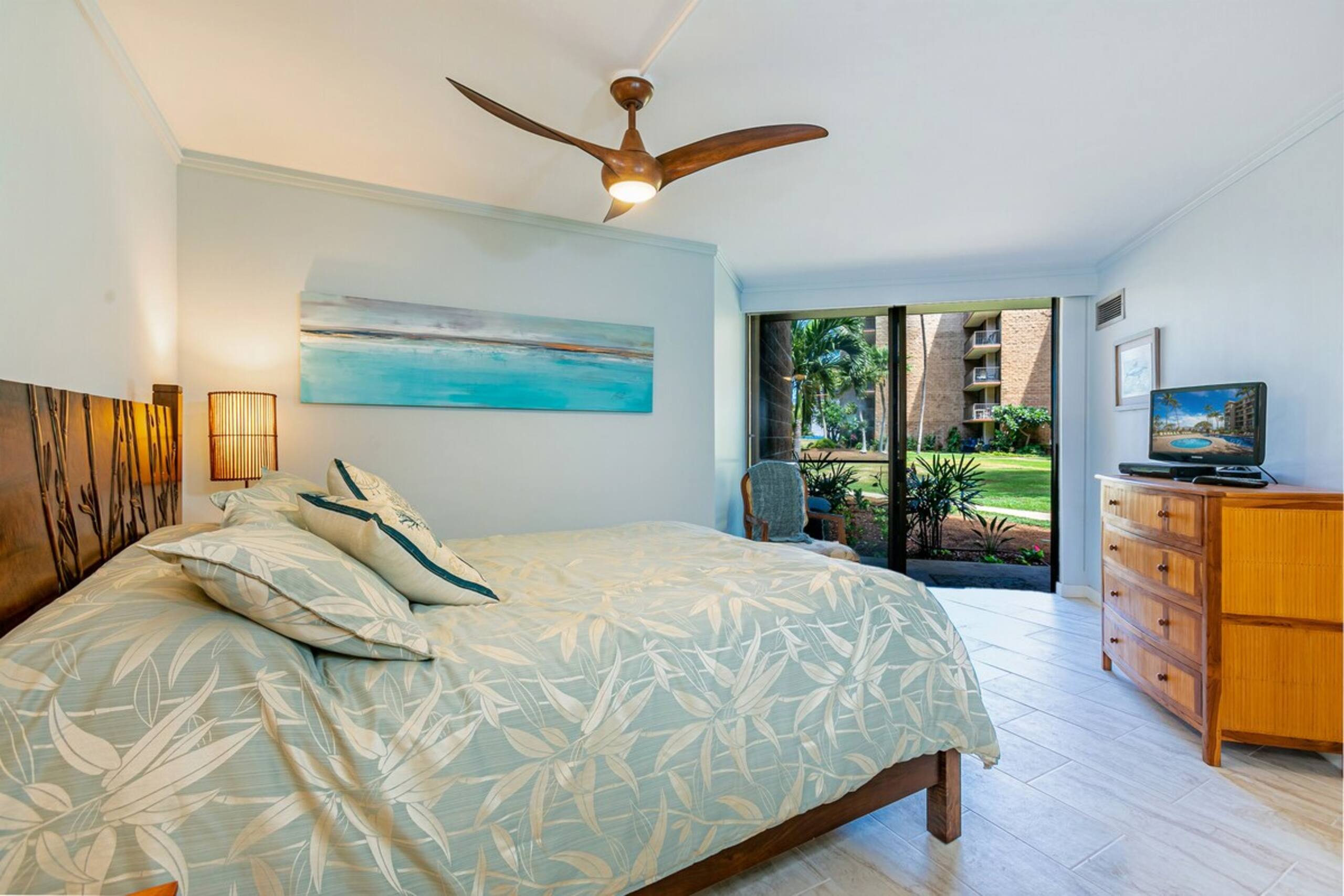 Kauhale Makai Oceanfront Condo w/ Pool & Hot Tub - Photo 11