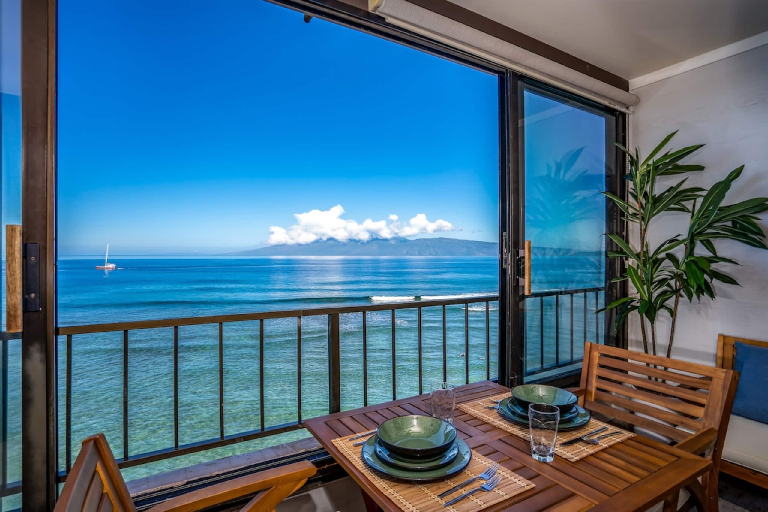 Oceanfront studio w/ lanai and sunset views - Main photo