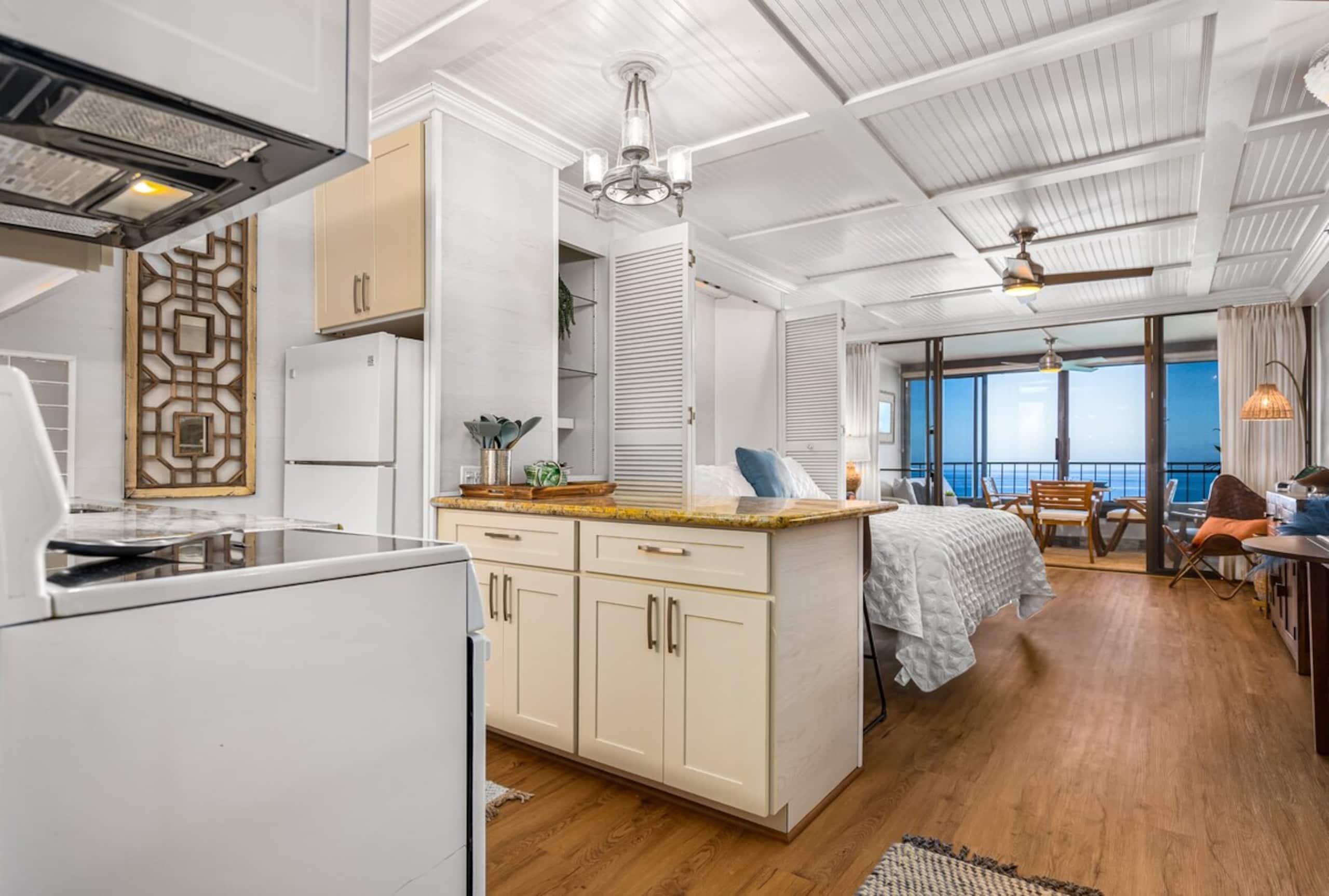 Oceanfront studio w/ lanai and sunset views - Photo 20