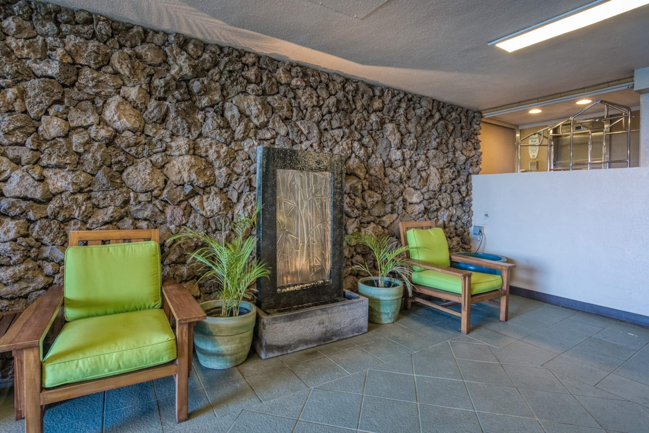 Oceanfront studio w/ lanai and sunset views - Photo 37