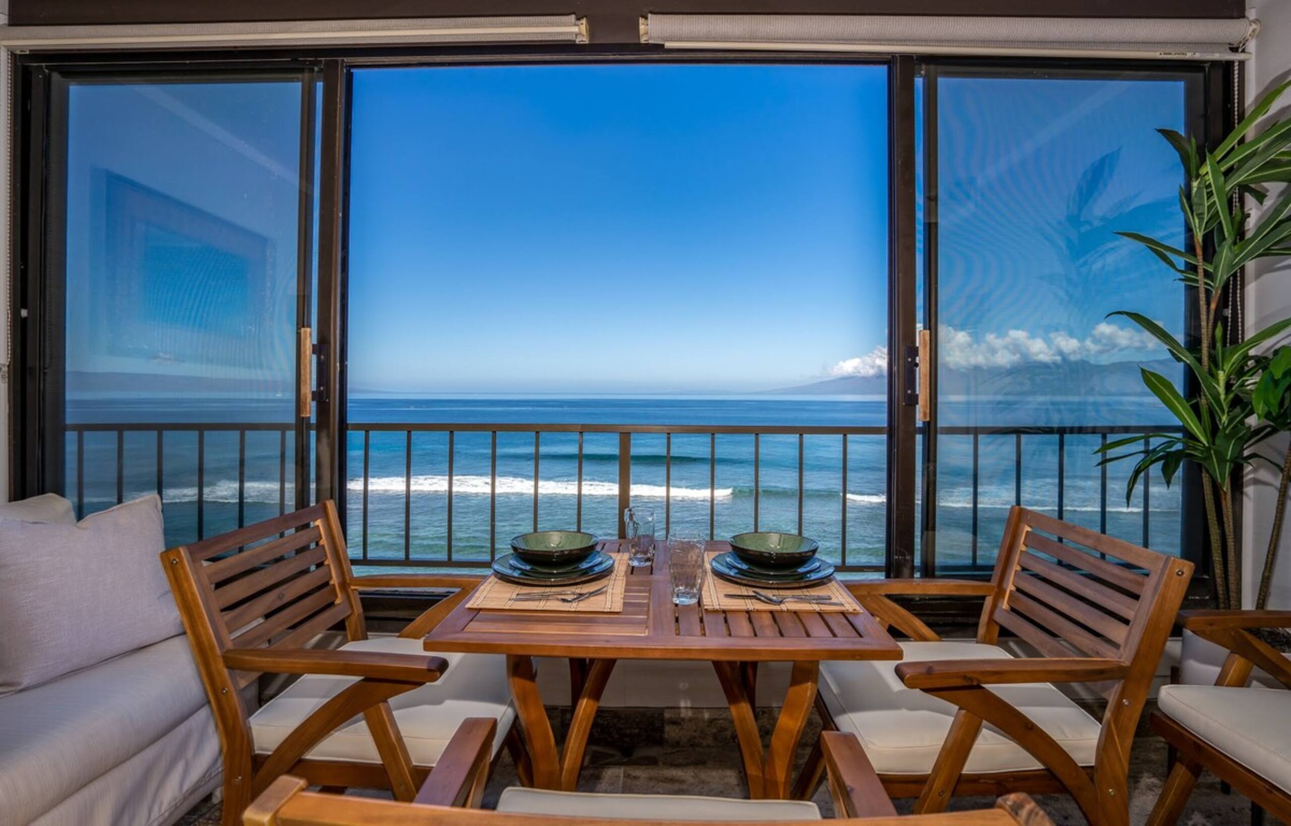 Oceanfront studio w/ lanai and sunset views - Photo 2
