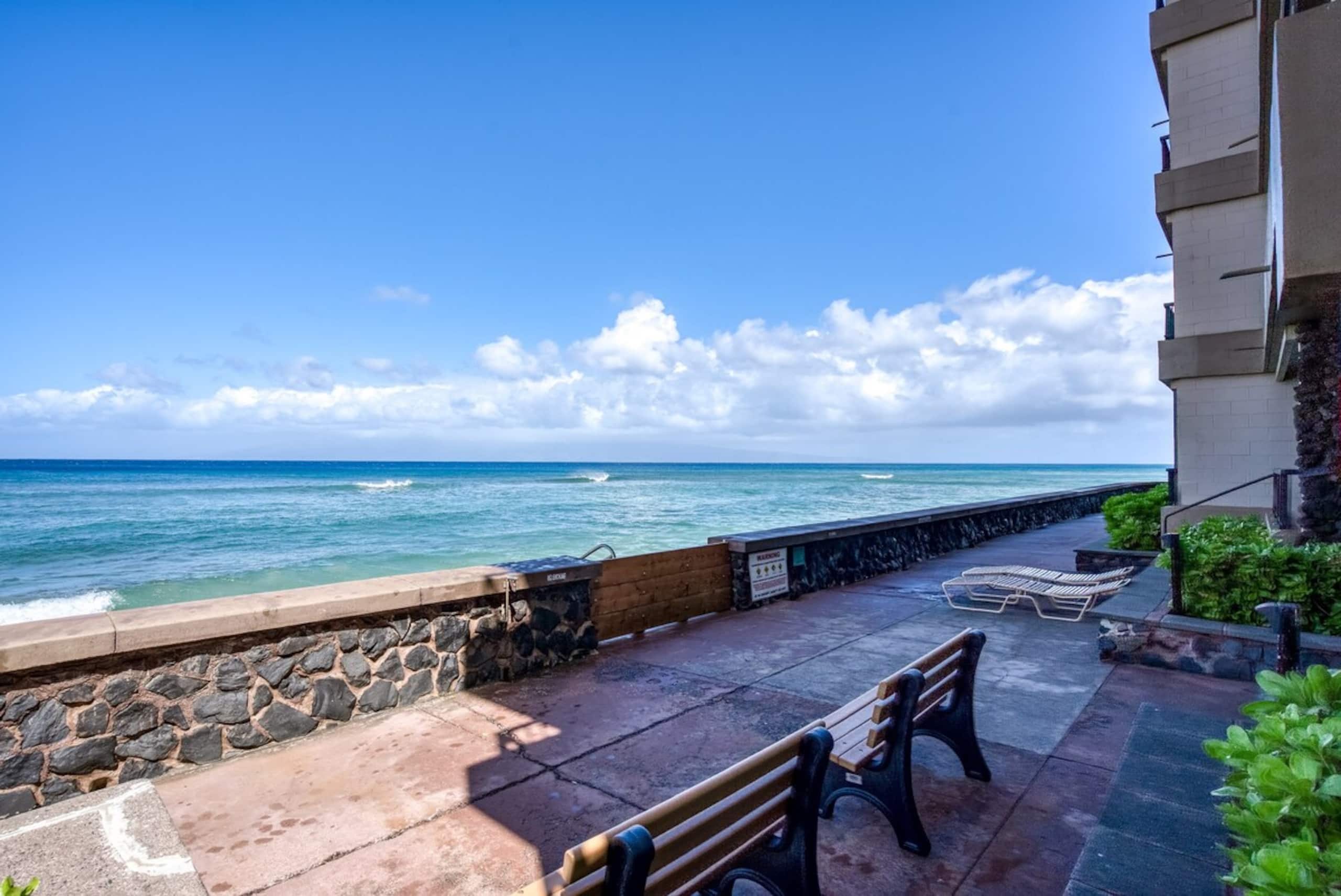 Oceanfront studio w/ lanai and sunset views - Photo 48
