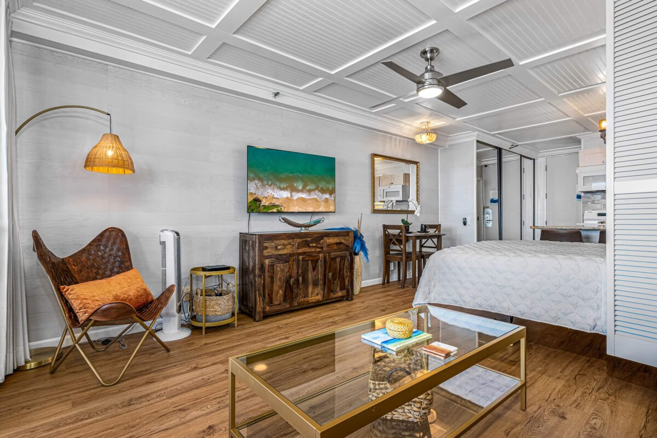 Oceanfront studio w/ lanai and sunset views - Photo 8