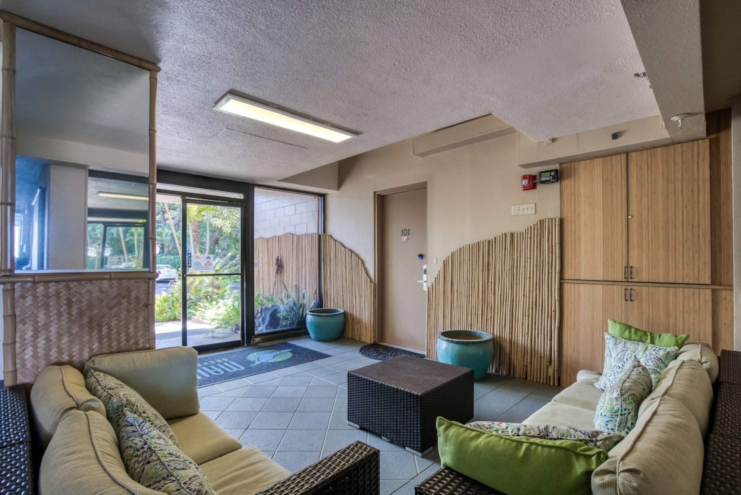 Oceanfront studio w/ lanai and sunset views - Photo 38