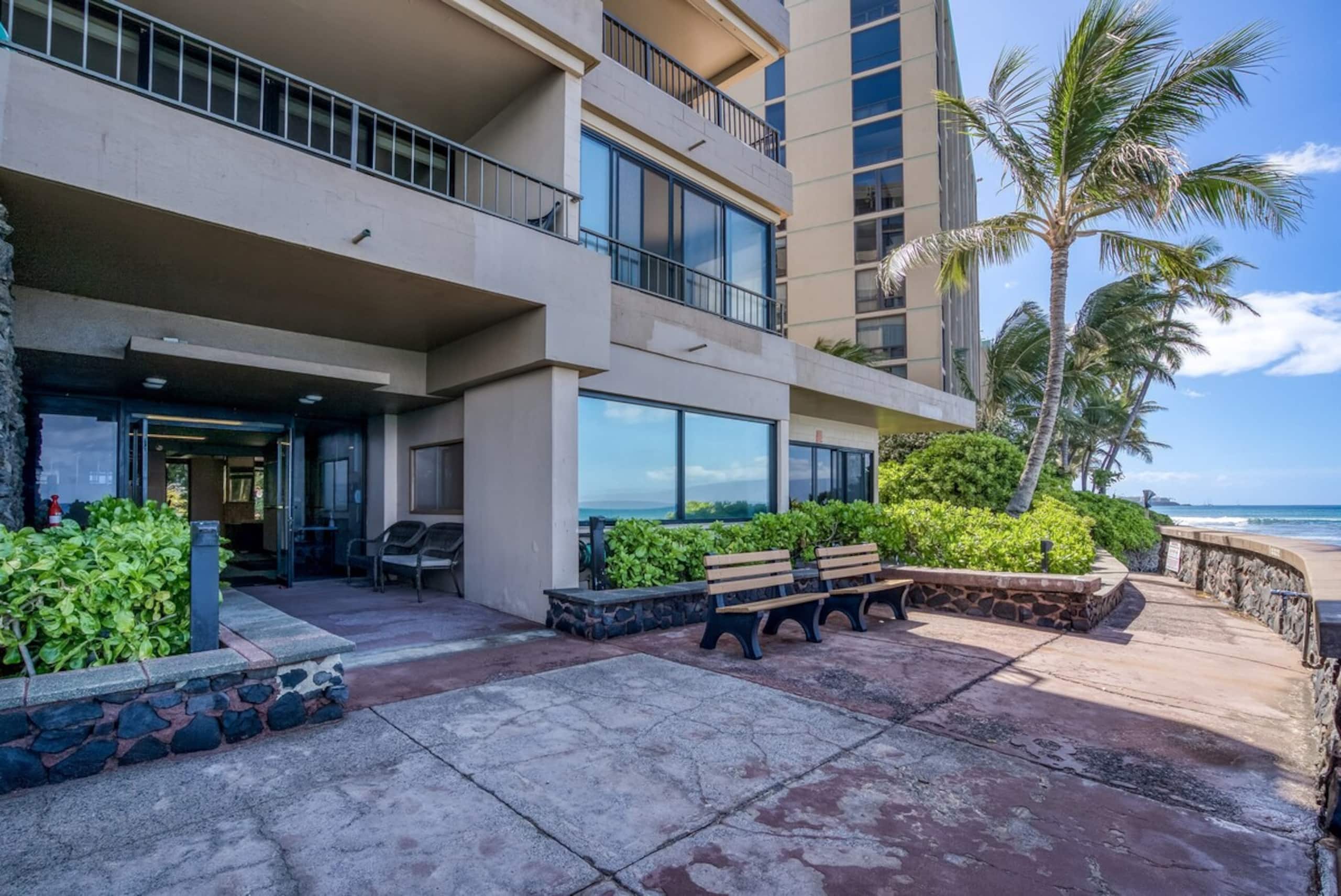 Oceanfront studio w/ lanai and sunset views - Photo 39
