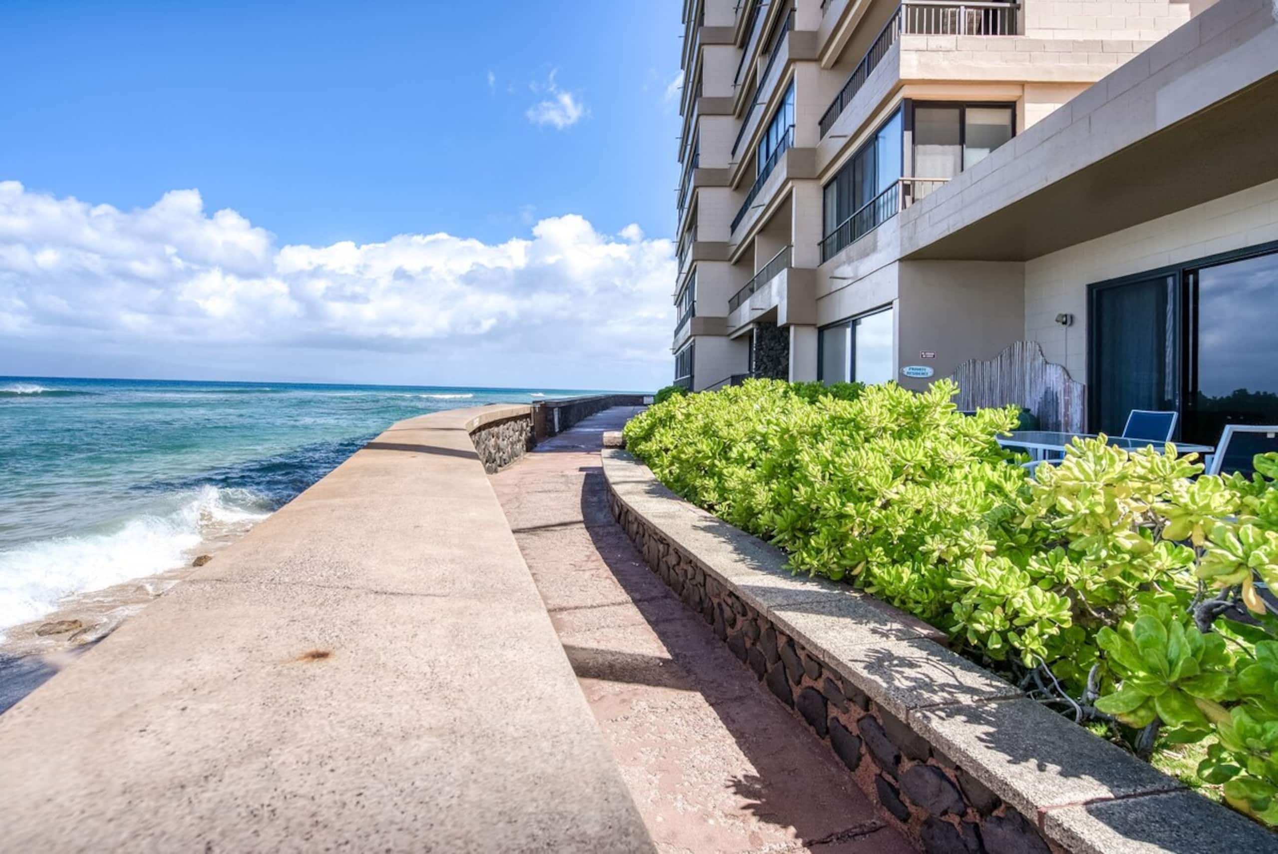 Oceanfront studio w/ lanai and sunset views - Photo 52