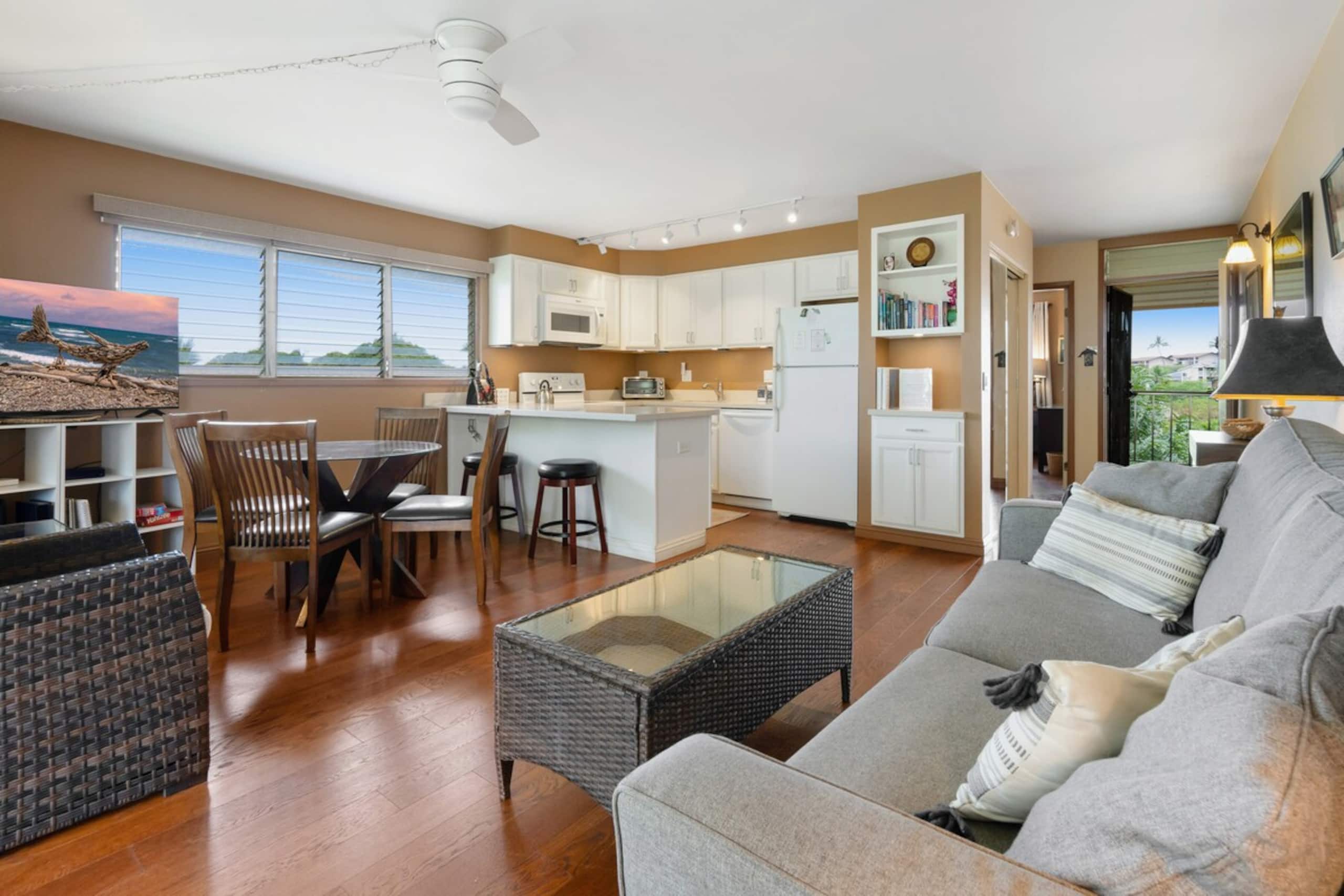 Bright & Breezy Top-floor Corner Condo - Photo 3