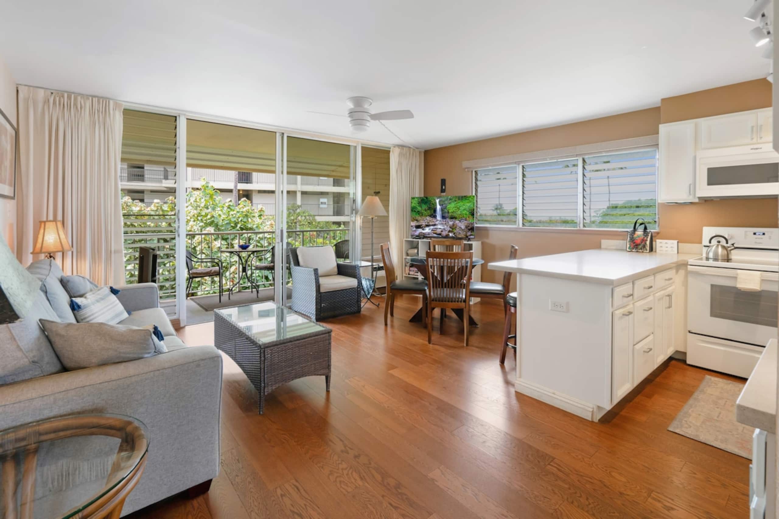 Bright & Breezy Top-floor Corner Condo - Photo 2