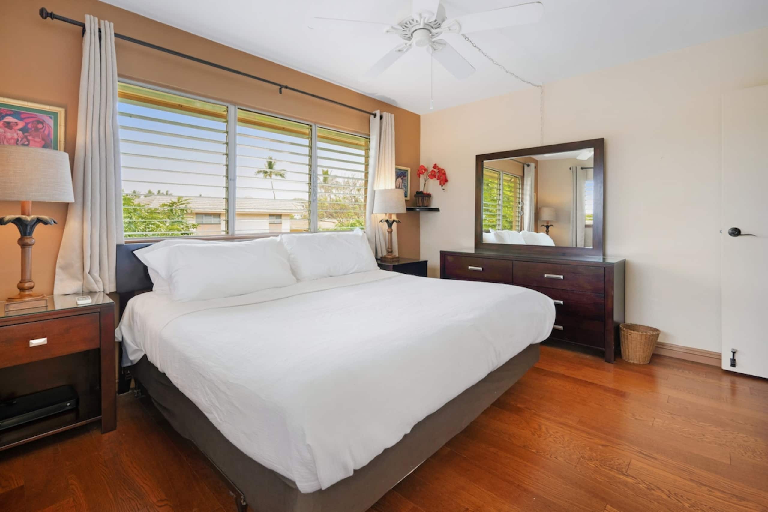 Bright & Breezy Top-floor Corner Condo - Photo 8