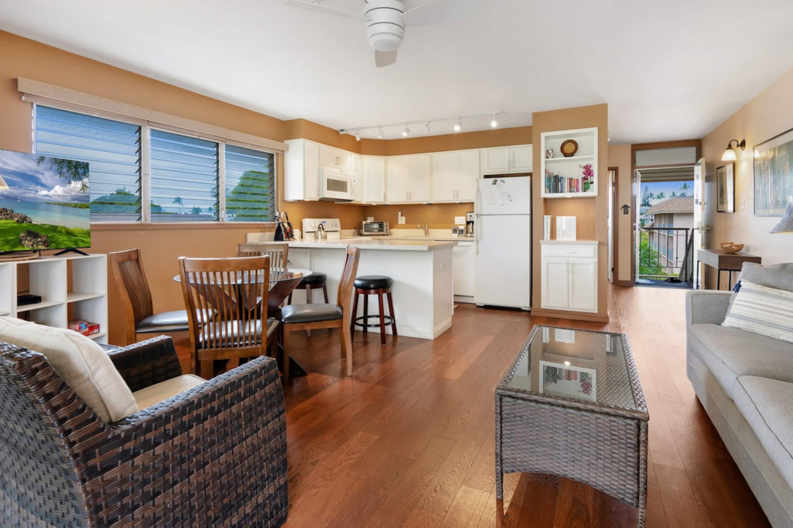 Bright & Breezy Top-floor Corner Condo - Photo 5