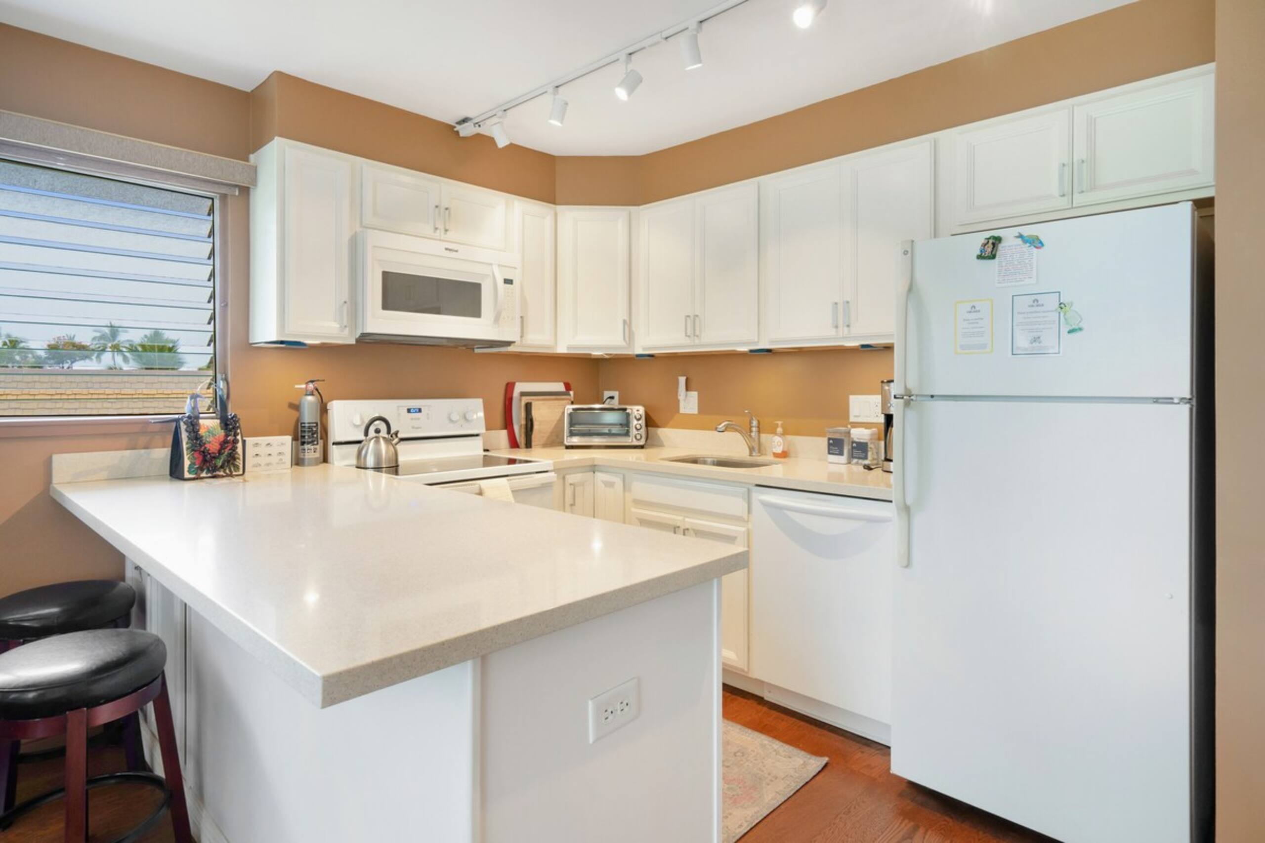 Bright & Breezy Top-floor Corner Condo - Photo 6