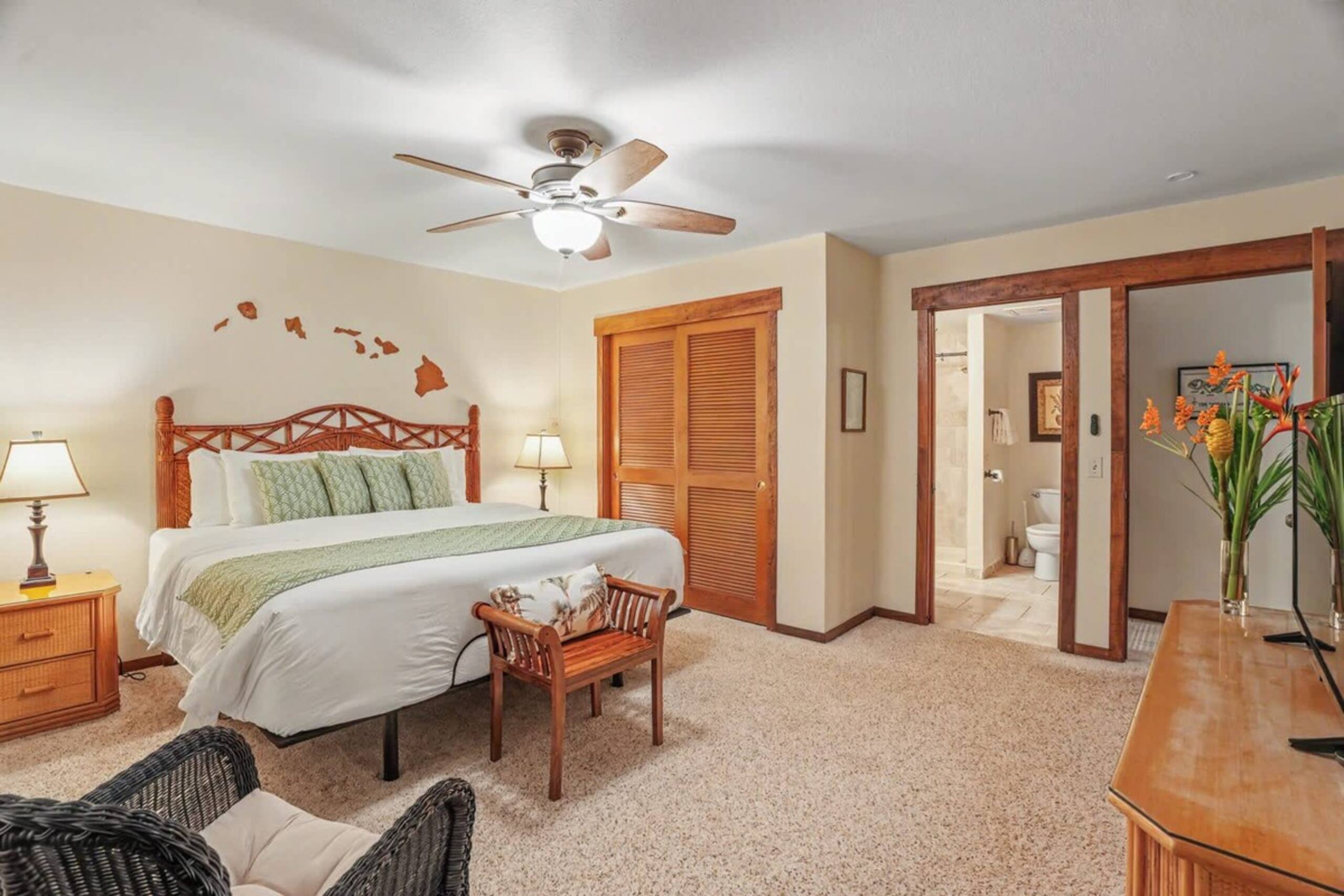 1 Bed 1st Floor w/ A/C Pool, and Tropical Grounds - Photo 4