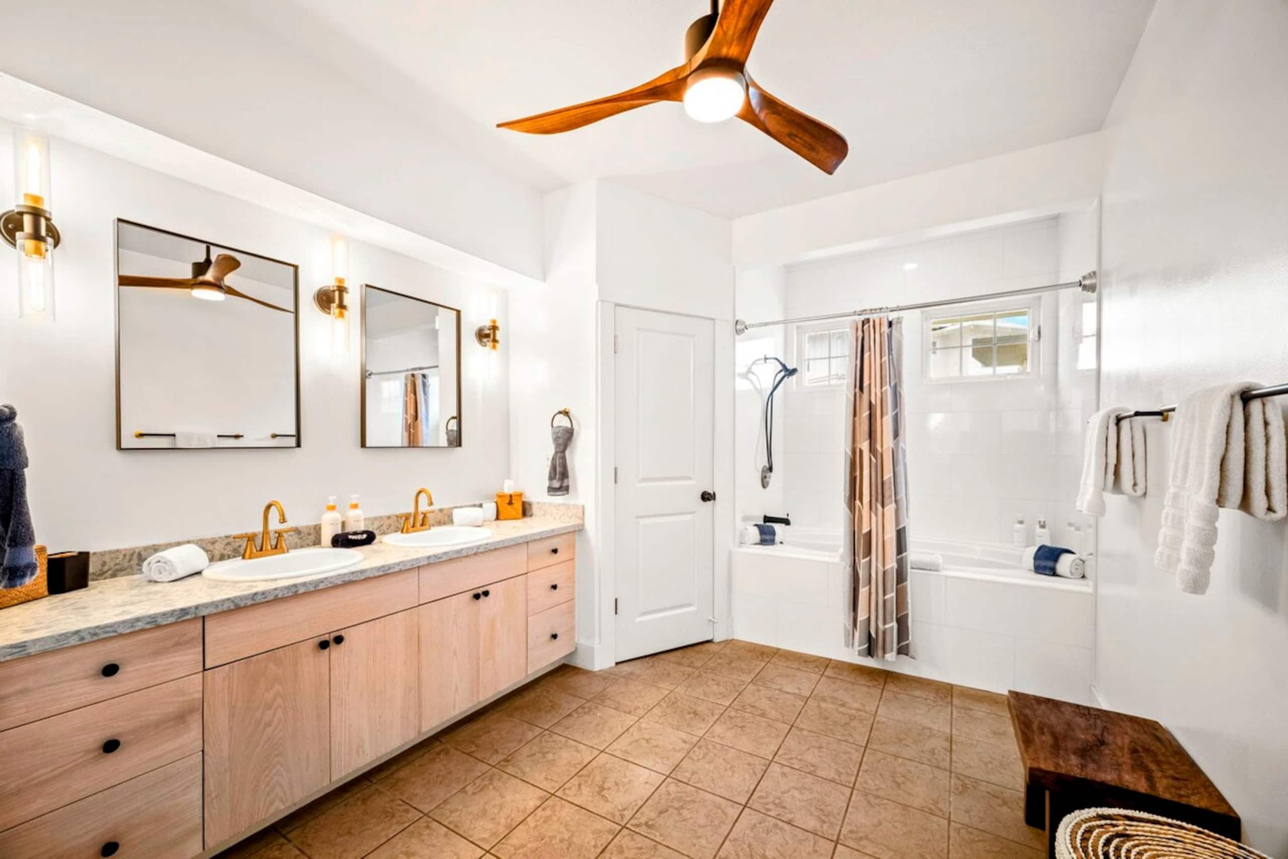 Tropical condo facing pool, lawn, & hot tub! - Photo 24
