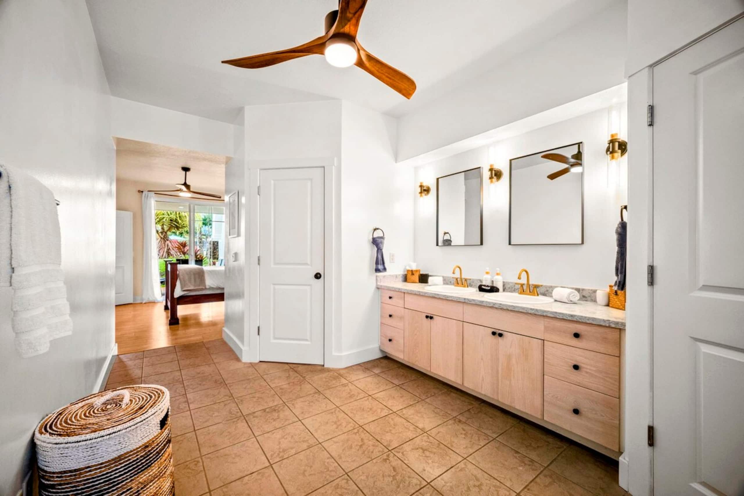 Tropical condo facing pool, lawn, & hot tub! - Photo 23