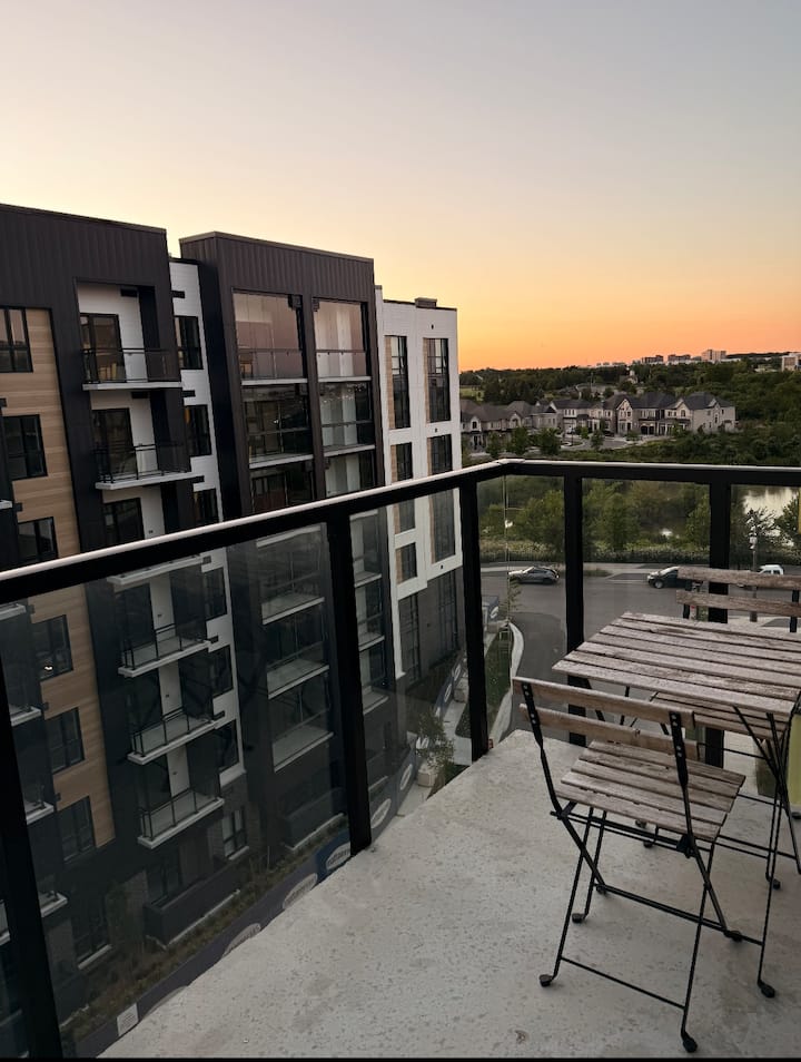 Spacious 1+den Modern Condo! - Oakville