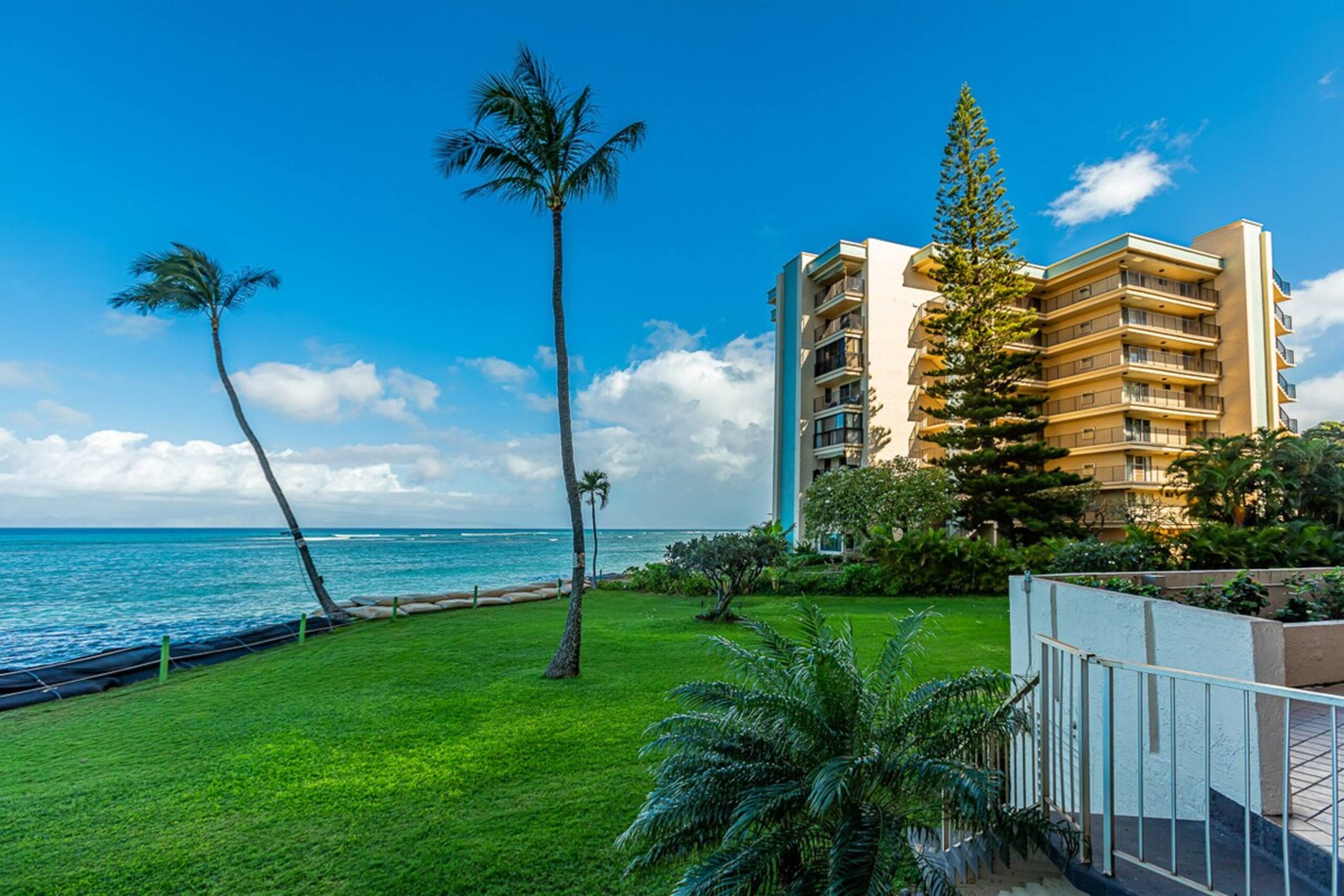 Oceanfront Maui condo w/ private lanai pool - Photo 13
