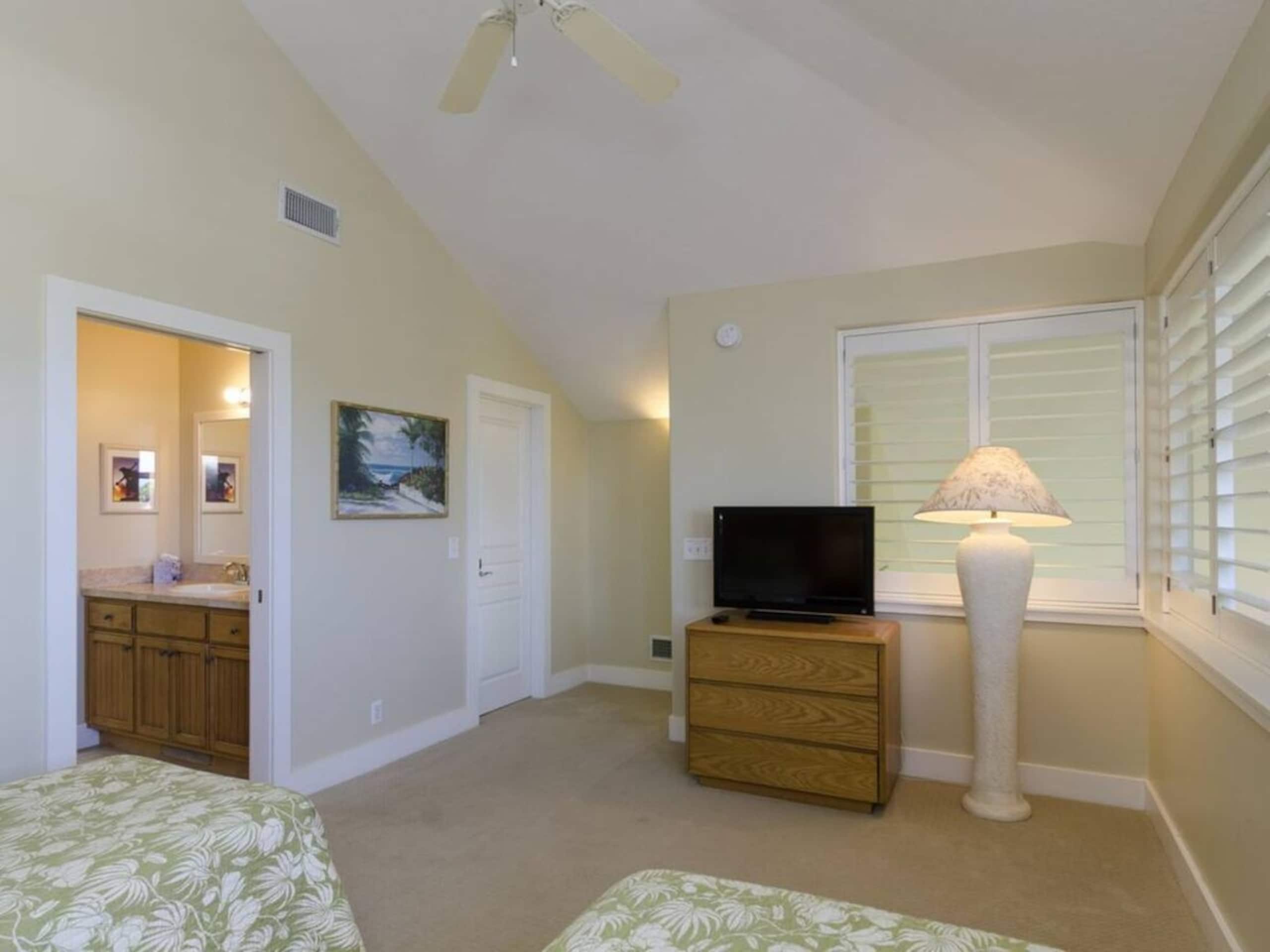 Fab Four Central A/C 4br walk to beach Pool - Photo 23