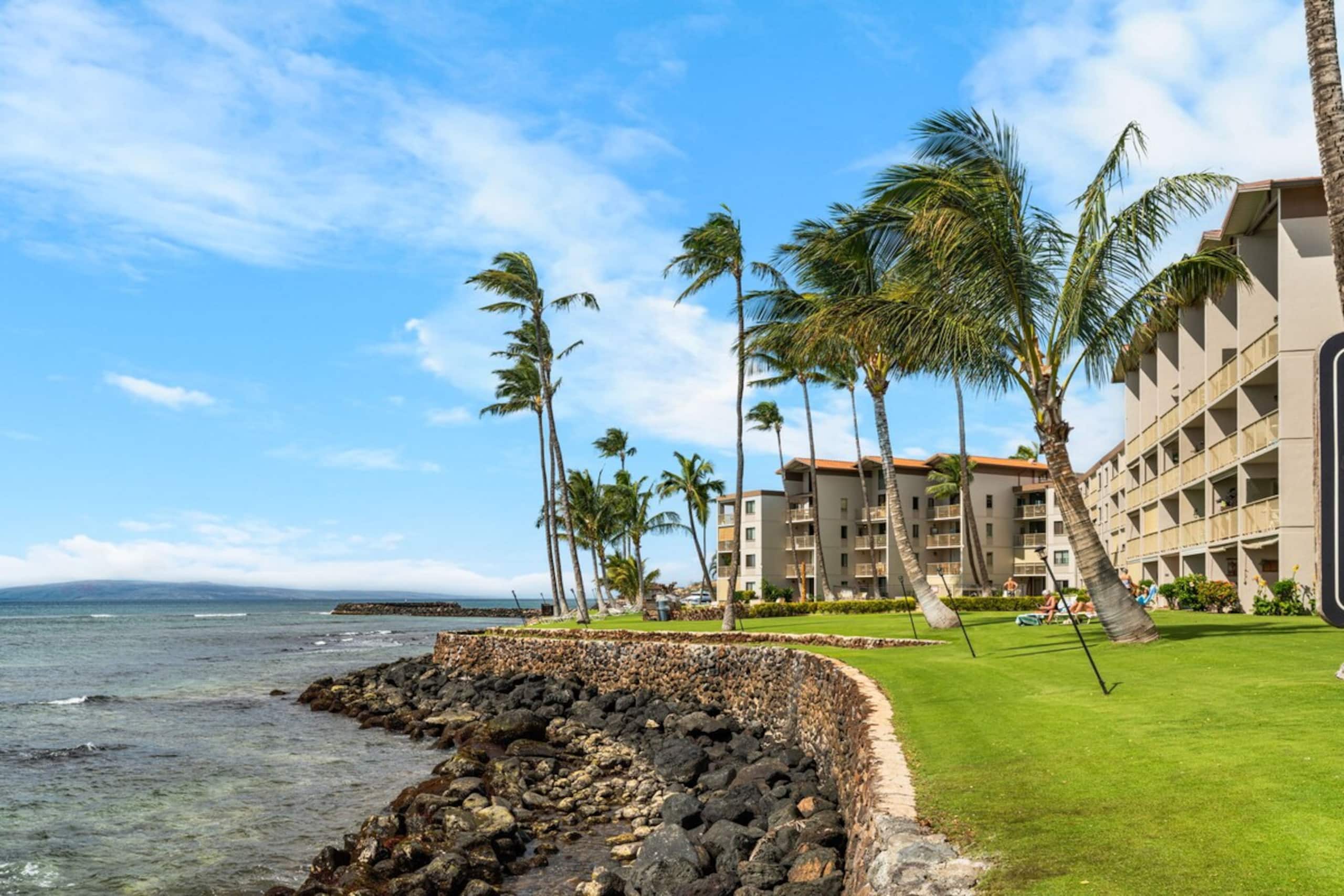Oceanfront Maalaea Harbor Condo with pool - Photo 37