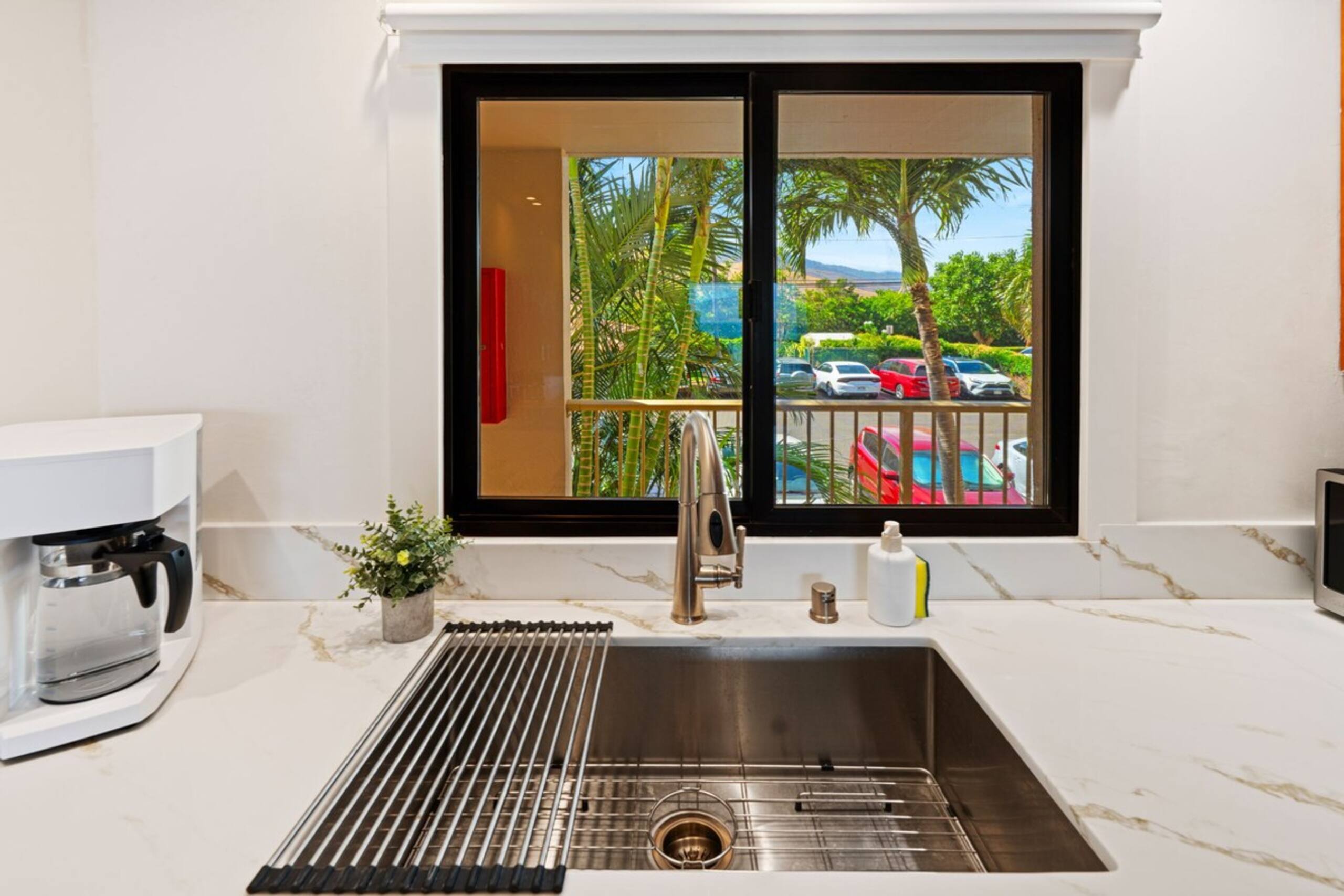 Oceanfront Maalaea Harbor Condo with pool - Photo 11