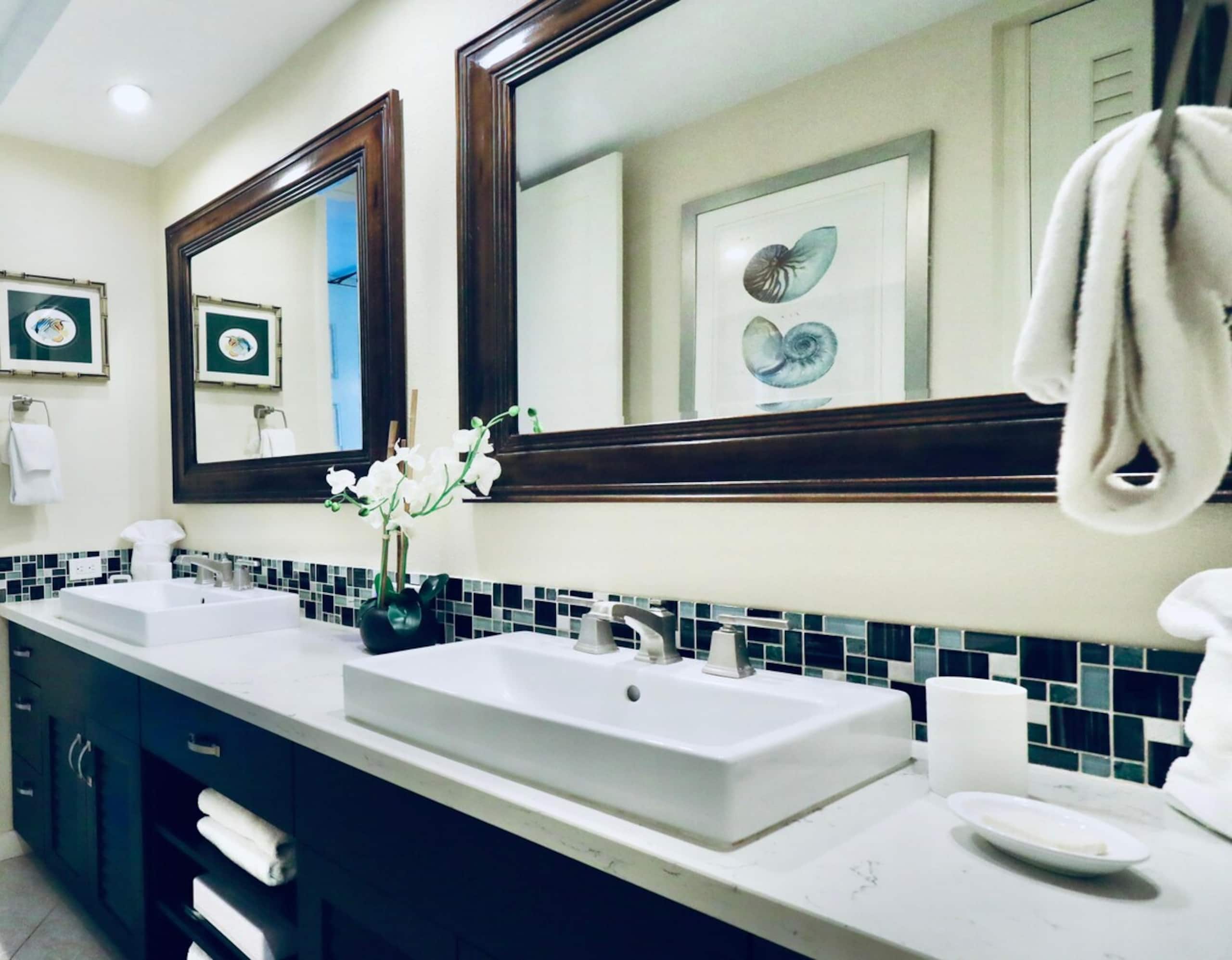1BR Oceanfront Corner, Wraparound Lanai + A/C - Photo 17