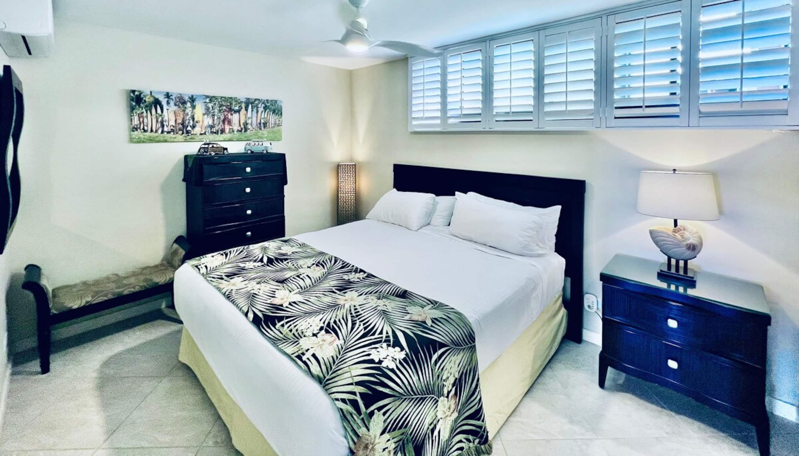 1BR Oceanfront Corner, Wraparound Lanai + A/C - Photo 8